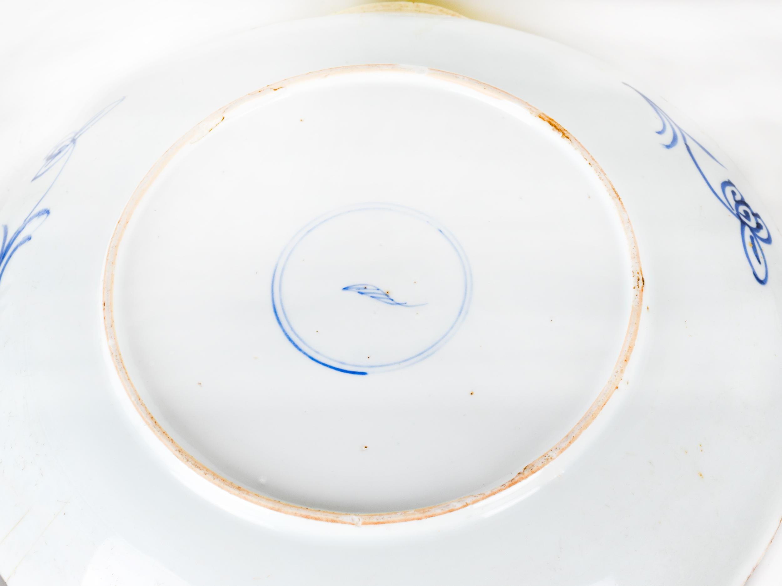 Grand plat chinois Kangxi rare en porcelaine bleu et blanc à motif d'escargot, 17e siècle en vente 1
