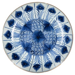 Grand plat chinois Kangxi rare en porcelaine bleu et blanc à motif d'escargot, 17e siècle