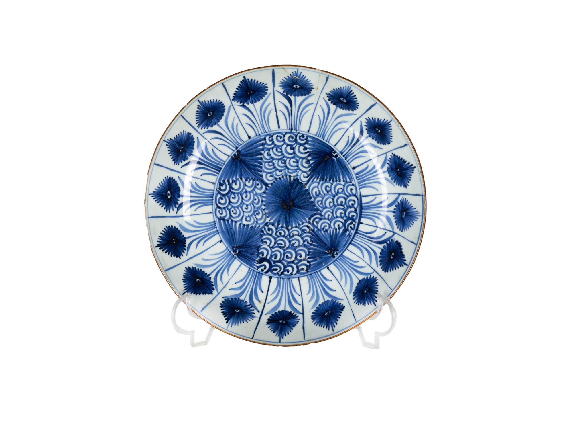 Énorme, rare et authentique assiette ou plat creux en porcelaine chinoise Kangxi du début de la période Kangxi du XVIIe siècle, décorée à la main de fleurs sur le dessous du bord et peinte à la main en bleu et blanc de Canton avec le motif de fleurs