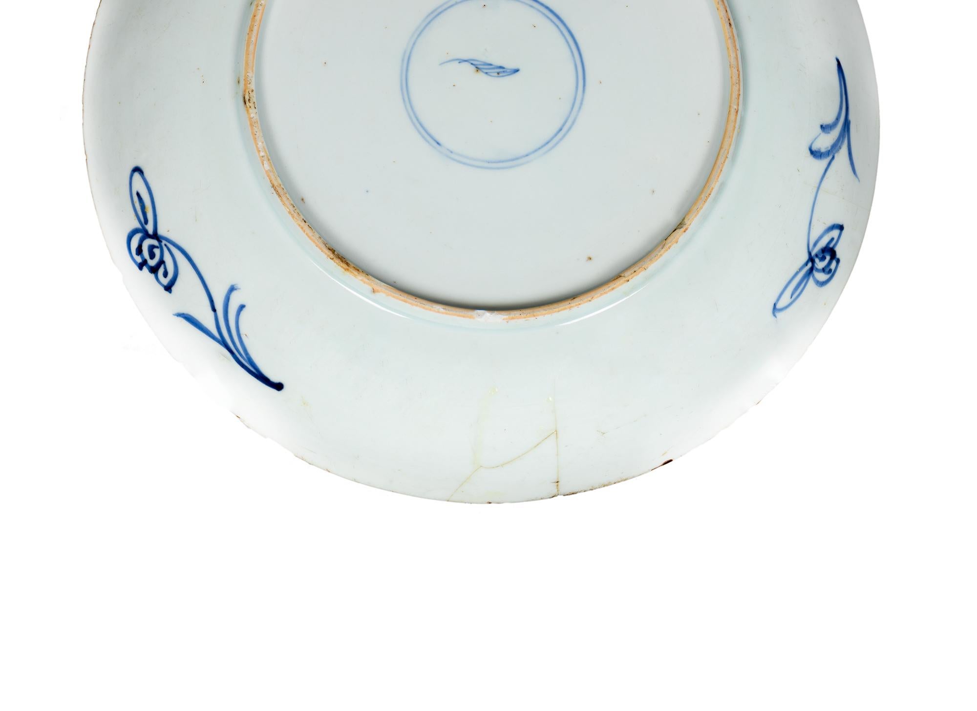 Chinois Grand plat chinois Kangxi en porcelaine bleu et blanc à motif d'escargot, 17ème siècle en vente