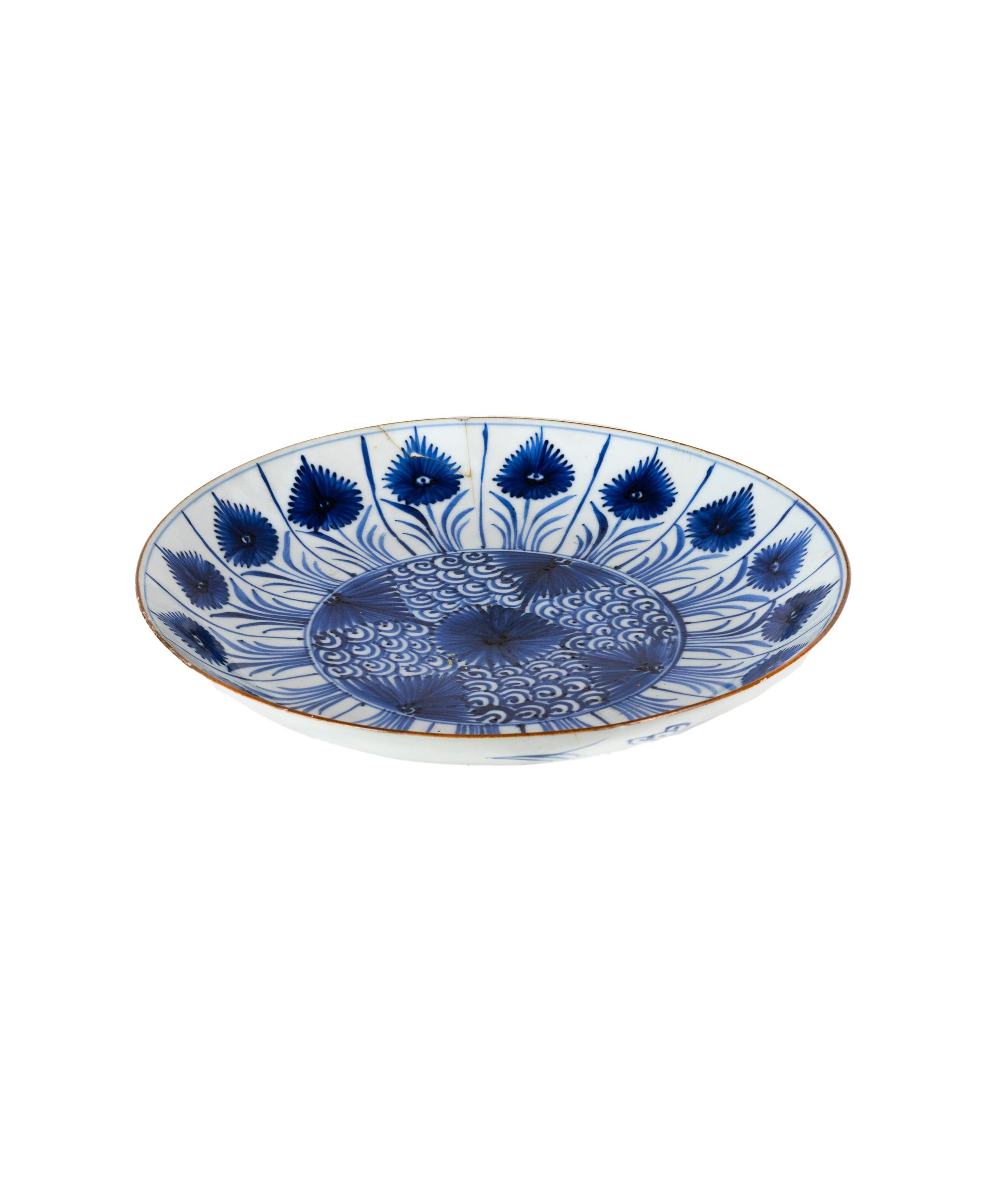 XVIIIe siècle et antérieur Grand plat chinois Kangxi en porcelaine bleu et blanc à motif d'escargot, 17ème siècle en vente