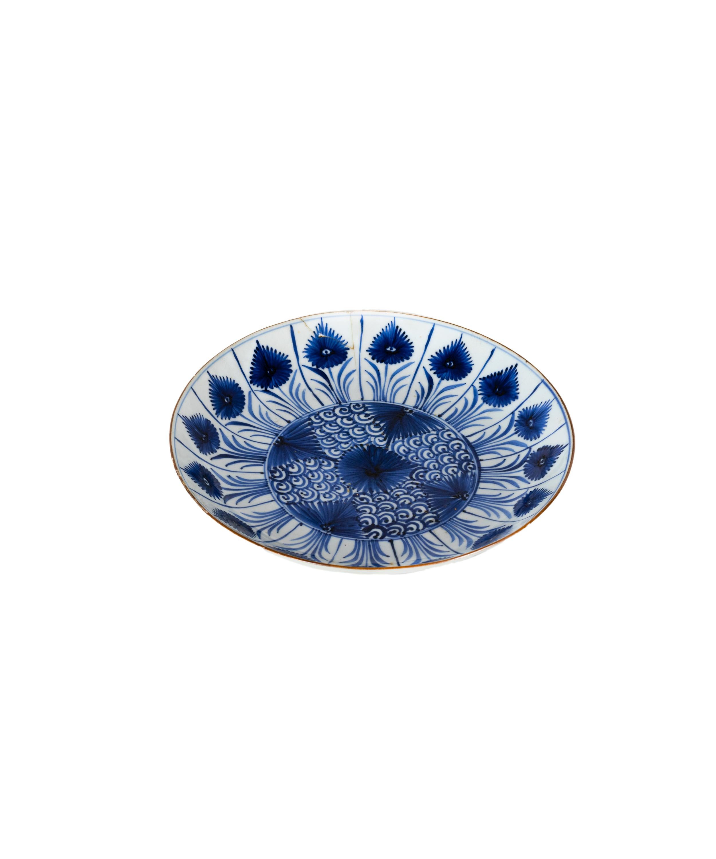 Porcelaine Grand plat chinois Kangxi en porcelaine bleu et blanc à motif d'escargot, 17ème siècle en vente