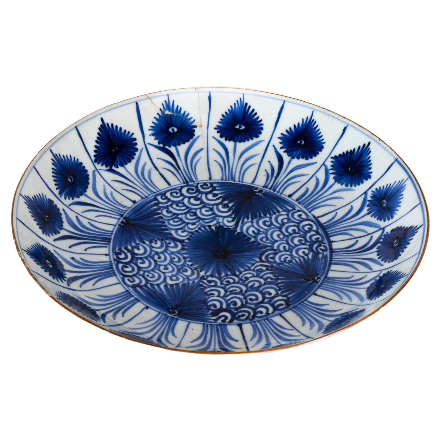 Raro plato grande de porcelana china Kangxi con motivo de aster azul y blanco, siglo XVII
