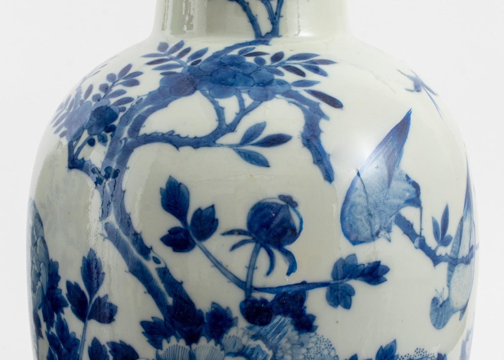 Qing Vasi cinesi in porcellana bianca e blu di Mark White, coppia