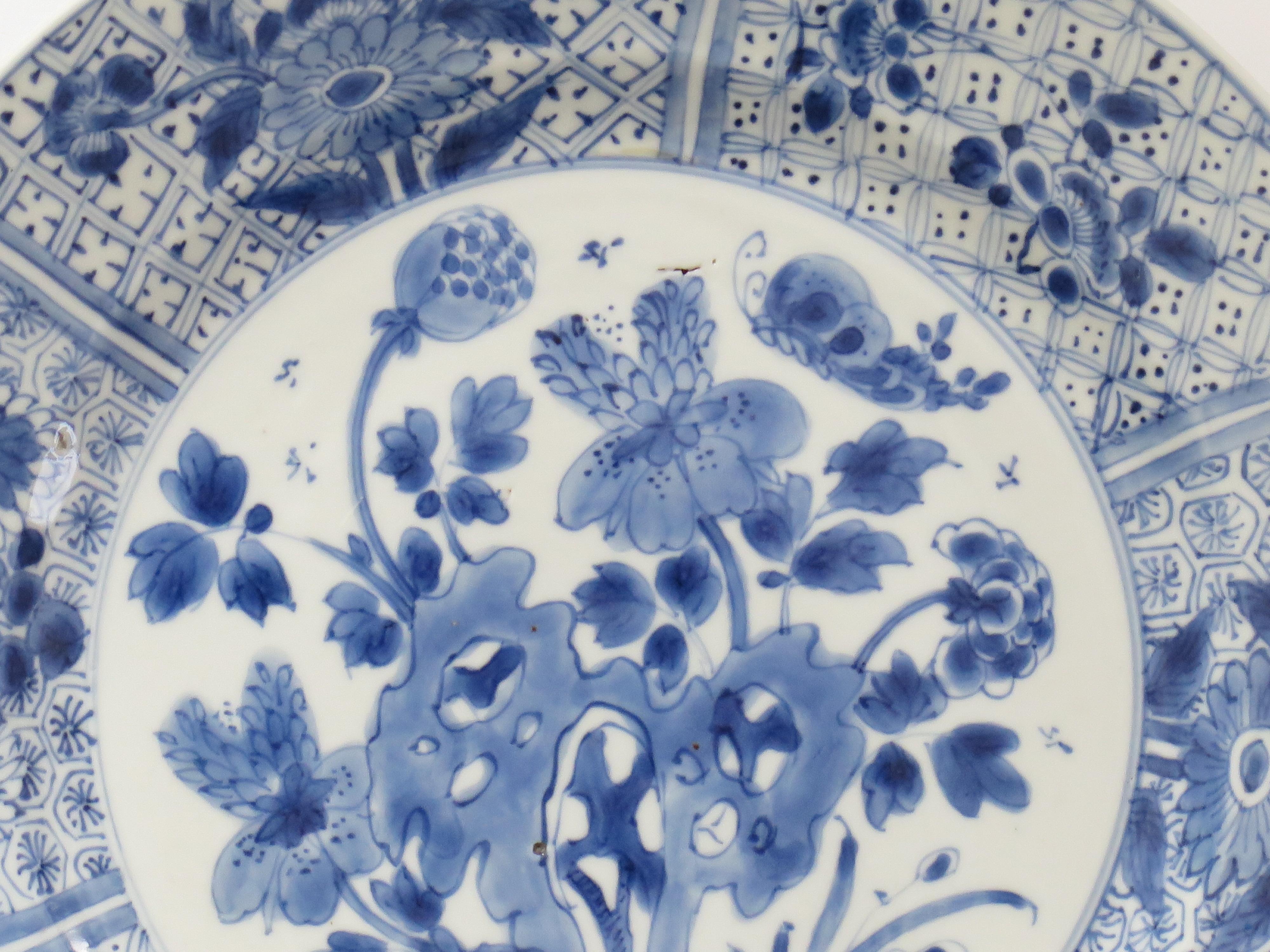 Marque chinoise Kangxi et assiette ou plat d'époque en porcelaine bleu et blanc, vers 1700 en vente 1