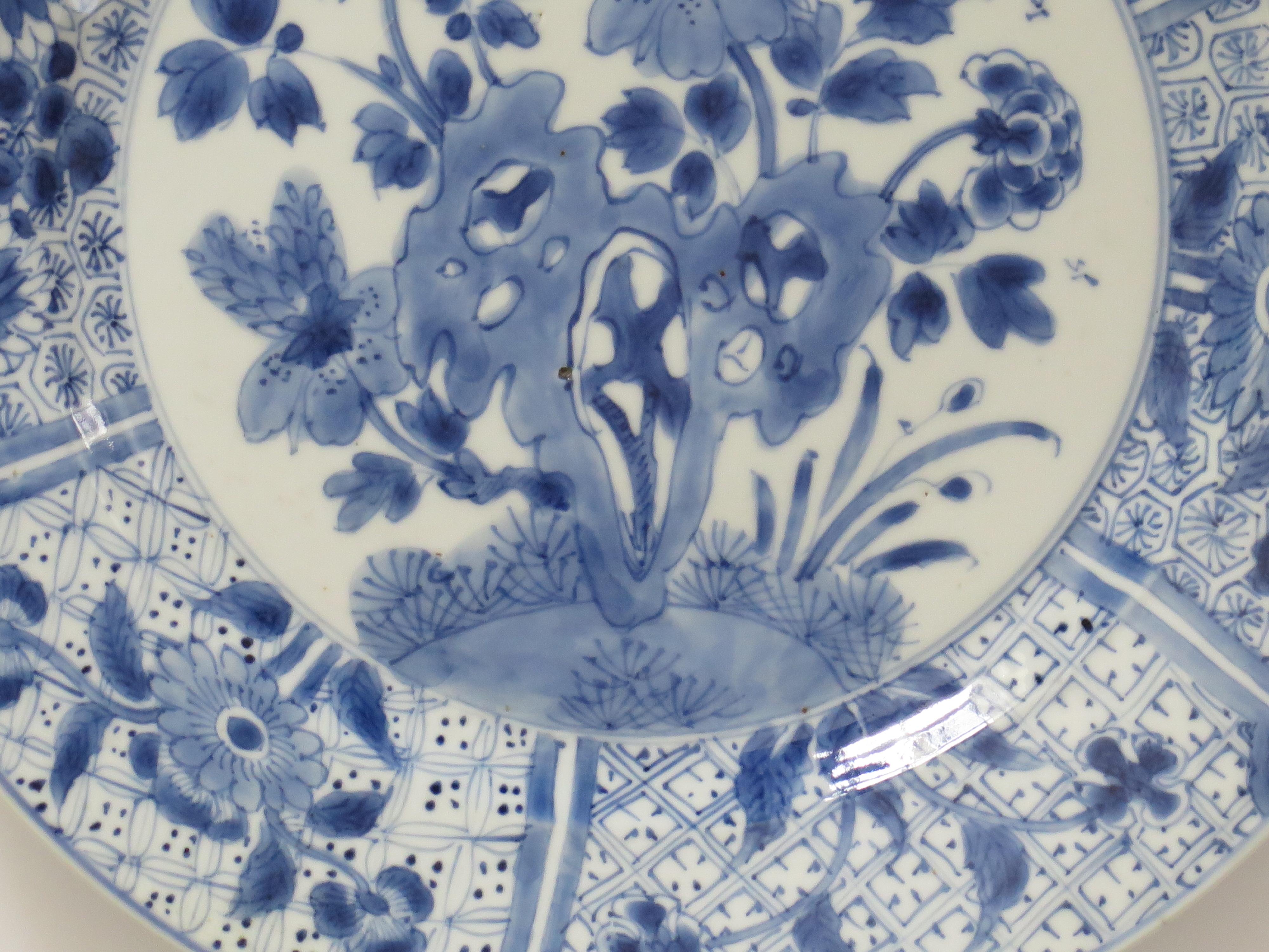 Marque chinoise Kangxi et assiette ou plat d'époque en porcelaine bleu et blanc, vers 1700 en vente 2