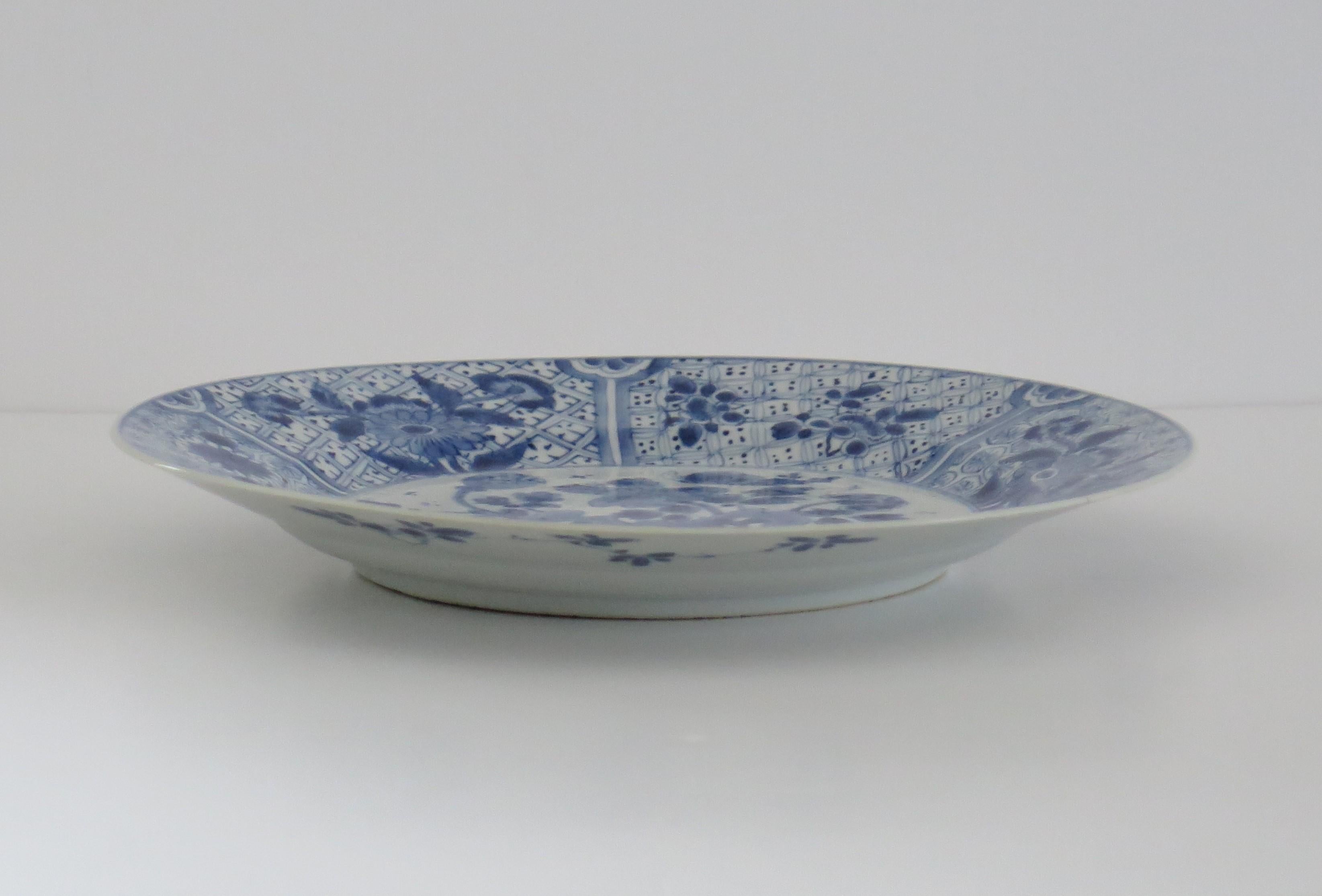 Marque chinoise Kangxi et assiette ou plat d'époque en porcelaine bleu et blanc, vers 1700 en vente 4