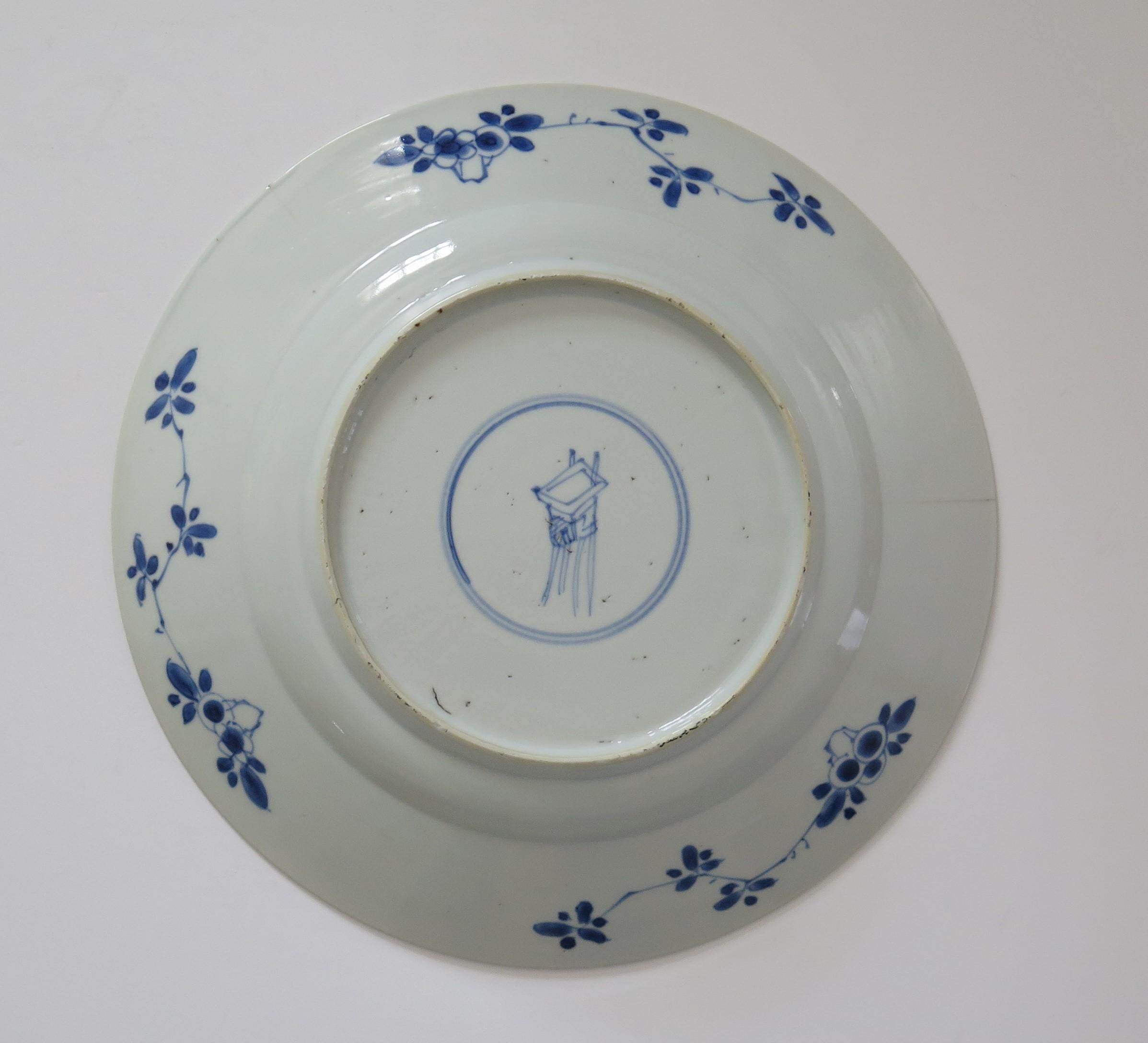 Marque chinoise Kangxi et assiette ou plat d'époque en porcelaine bleu et blanc, vers 1700 en vente 5