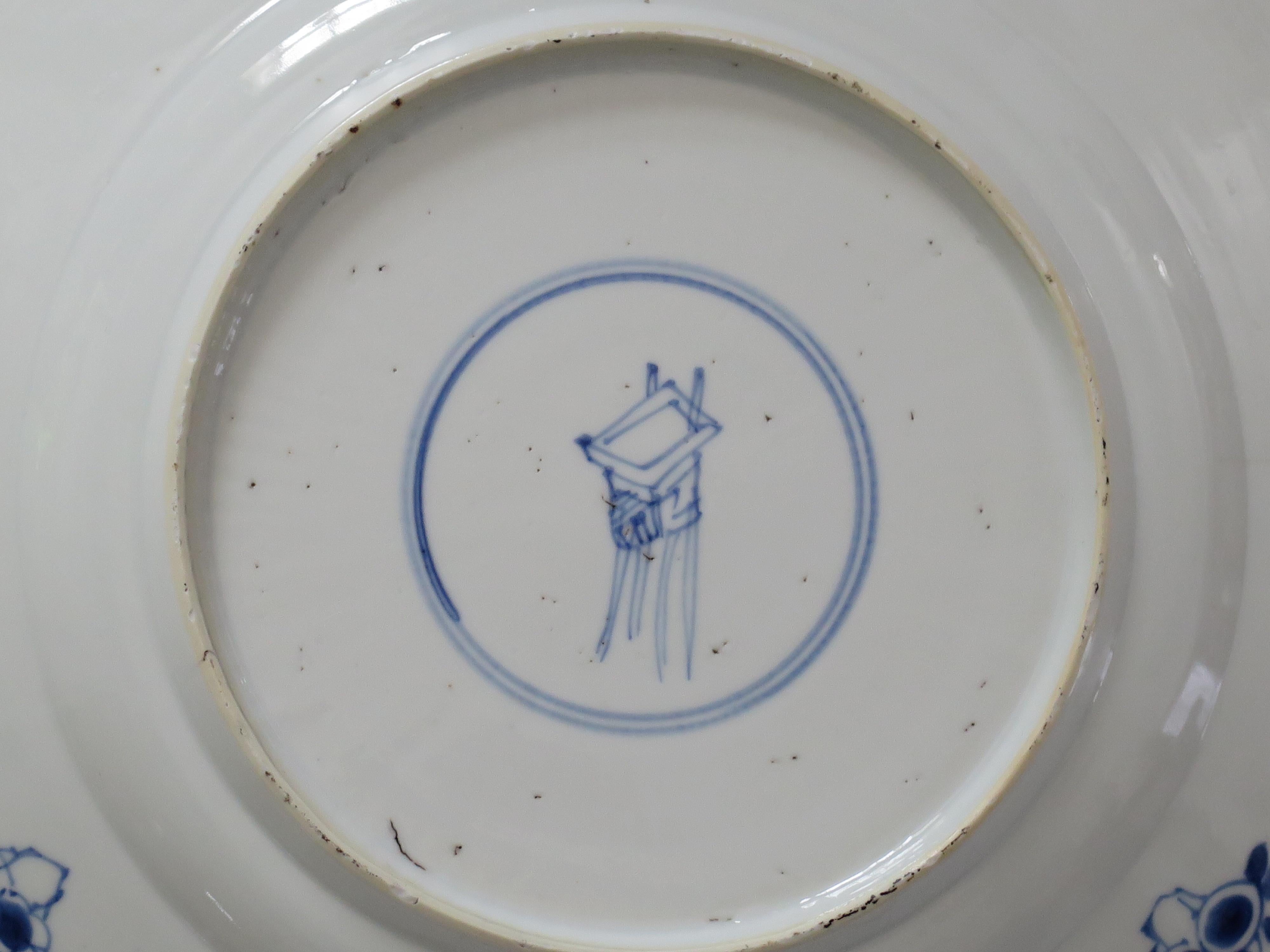 Marque chinoise Kangxi et assiette ou plat d'époque en porcelaine bleu et blanc, vers 1700 en vente 8