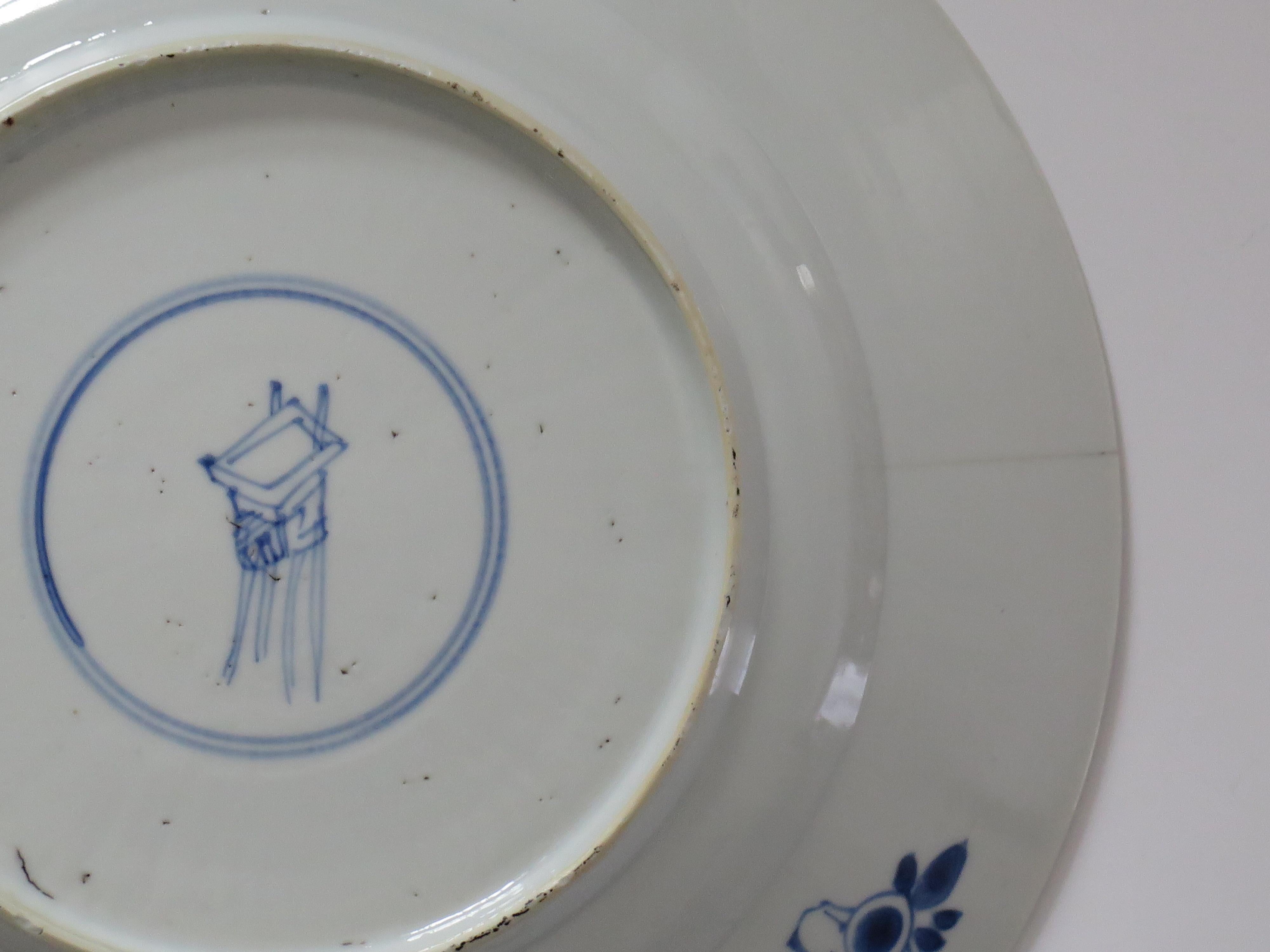 Marque chinoise Kangxi et assiette ou plat d'époque en porcelaine bleu et blanc, vers 1700 en vente 9
