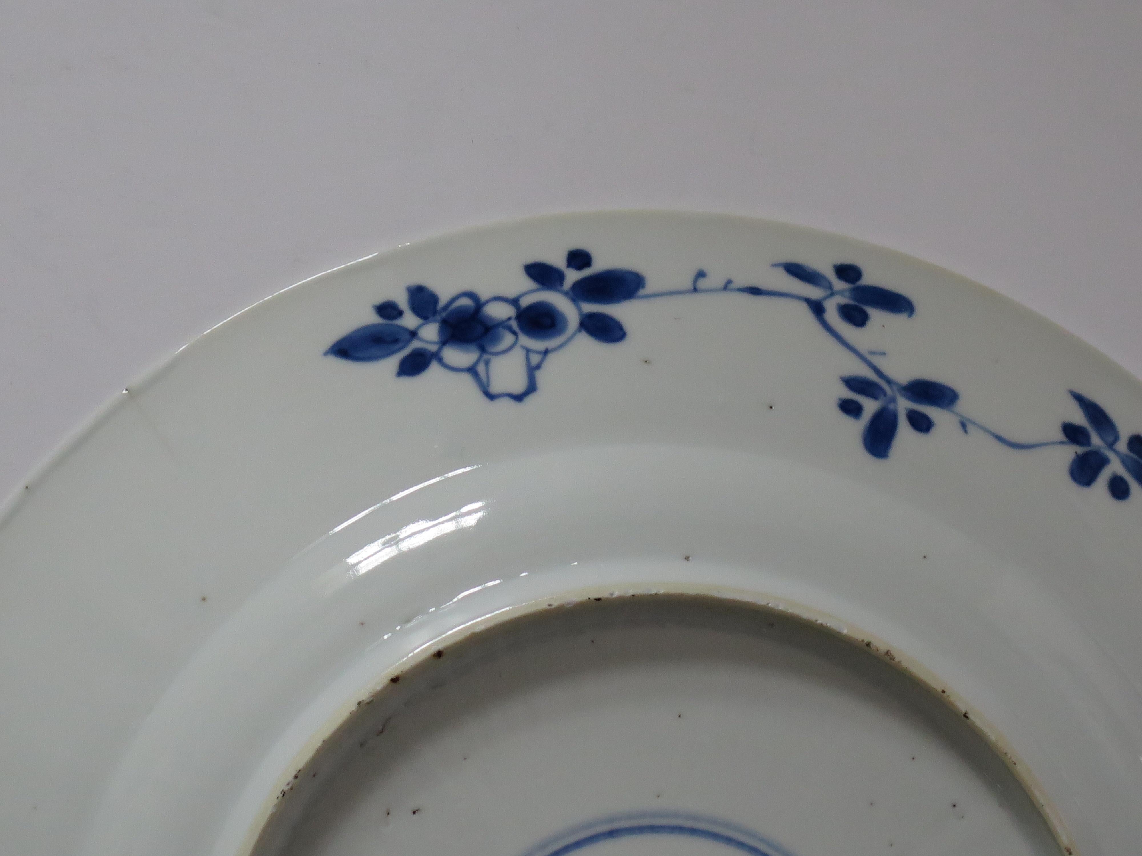 Marque chinoise Kangxi et assiette ou plat d'époque en porcelaine bleu et blanc, vers 1700 en vente 10