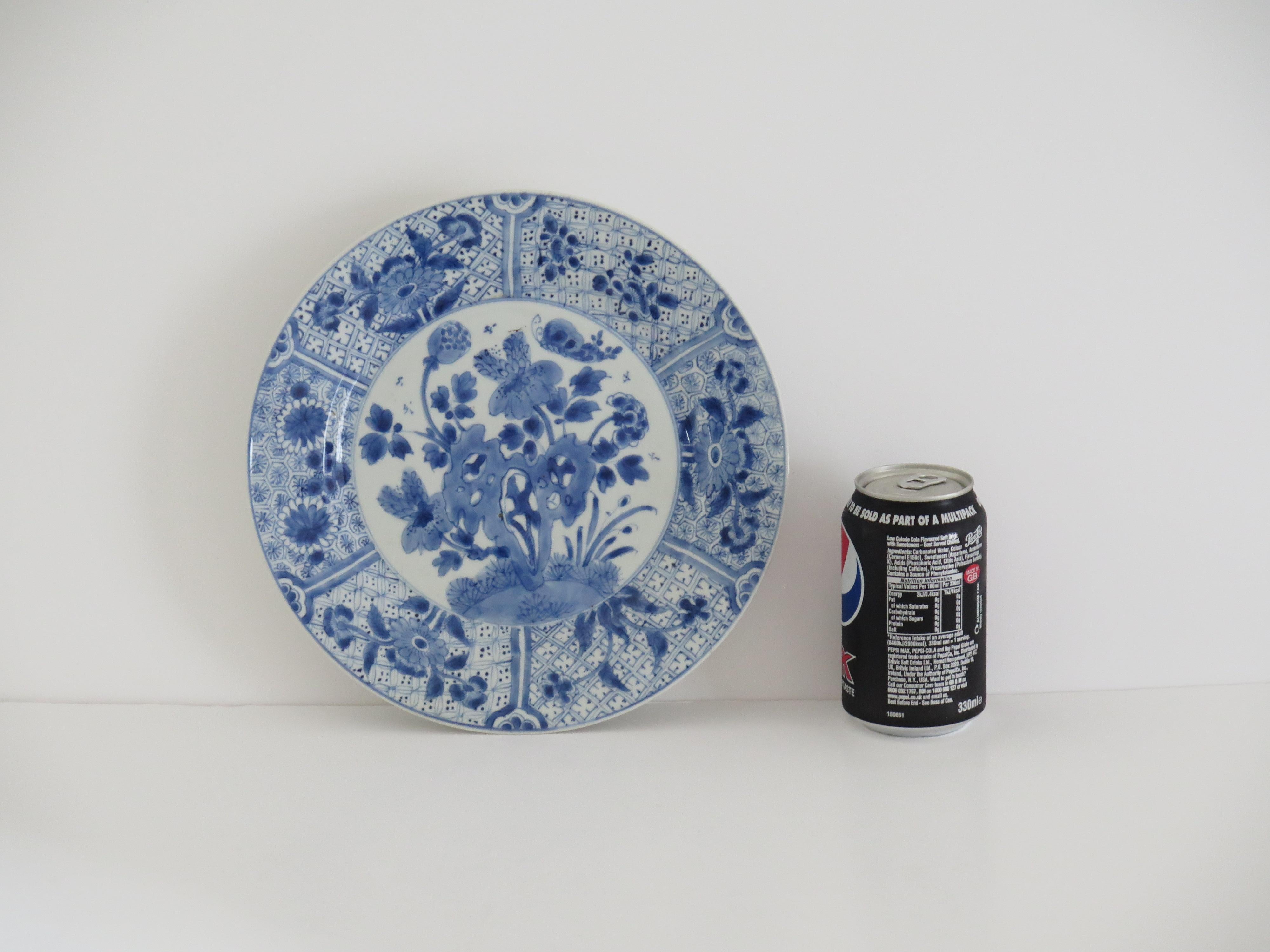Marque chinoise Kangxi et assiette ou plat d'époque en porcelaine bleu et blanc, vers 1700 en vente 11
