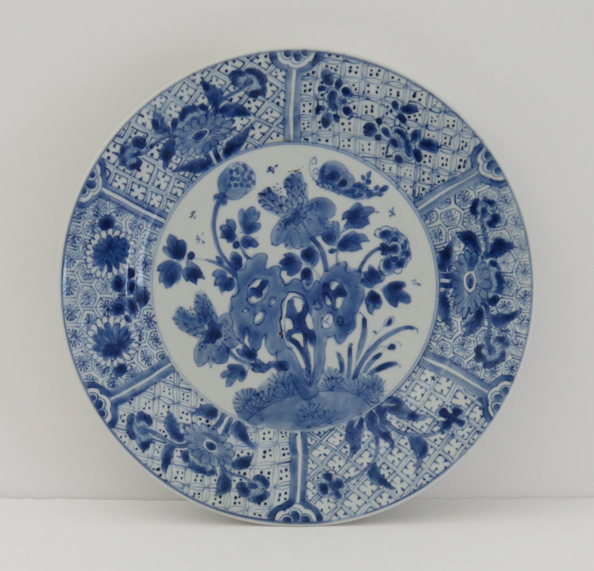 Chinesischer Kangxi-Marke und zeitgenössischer Teller oder Schale aus Porzellan in Blau und Weiß, um 1700 (Qing-Dynastie) im Angebot