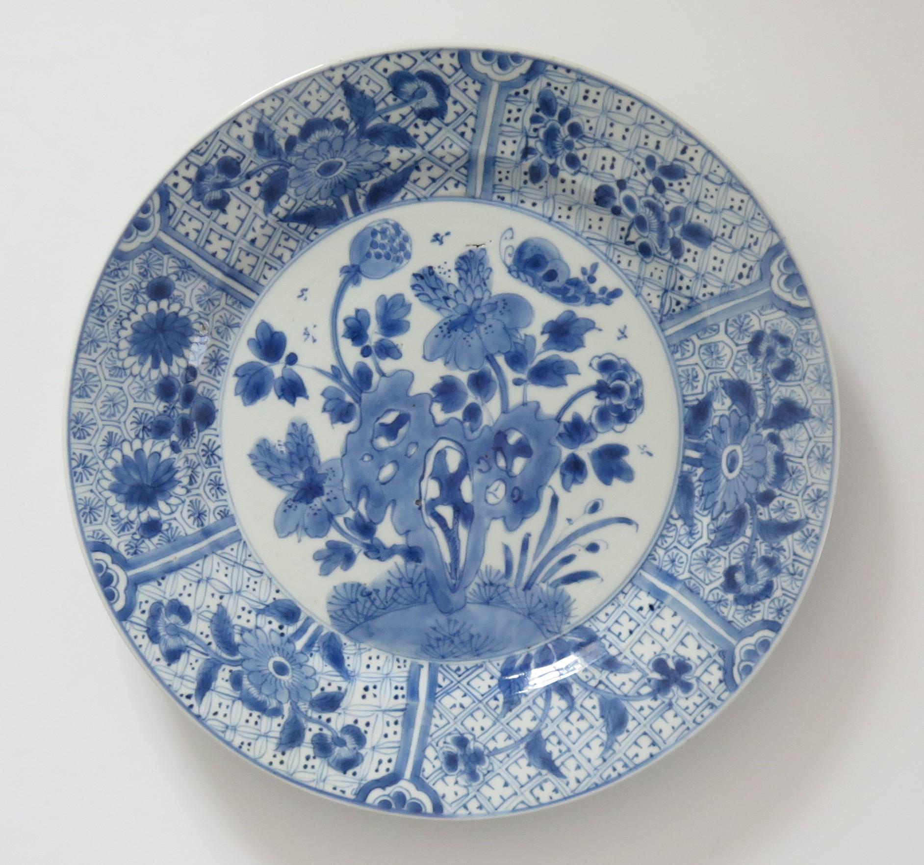 Chinesischer Kangxi-Marke und zeitgenössischer Teller oder Schale aus Porzellan in Blau und Weiß, um 1700 (Handbemalt) im Angebot