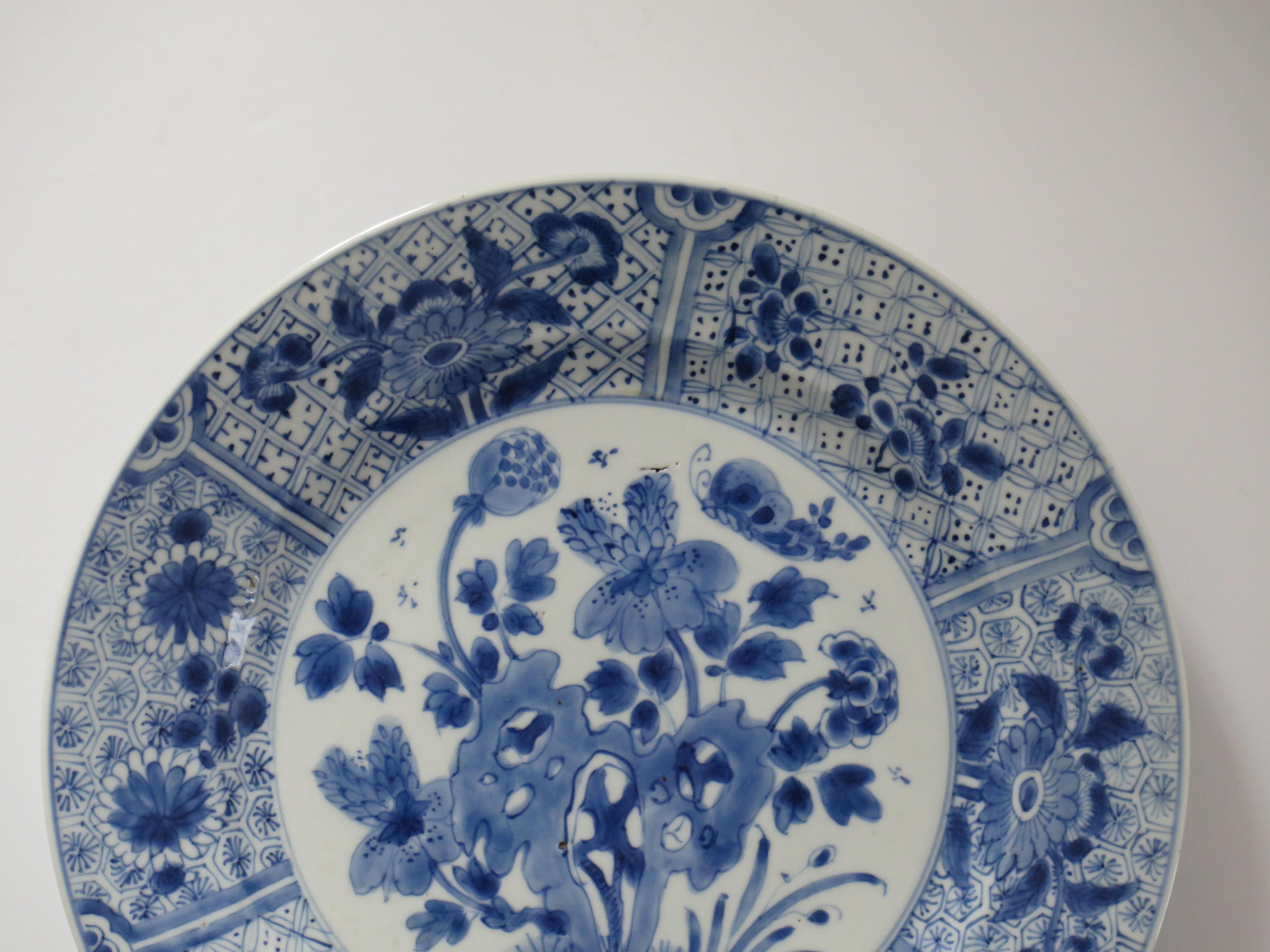 Chinois Marque chinoise Kangxi et assiette ou plat d'époque en porcelaine bleu et blanc, vers 1700 en vente