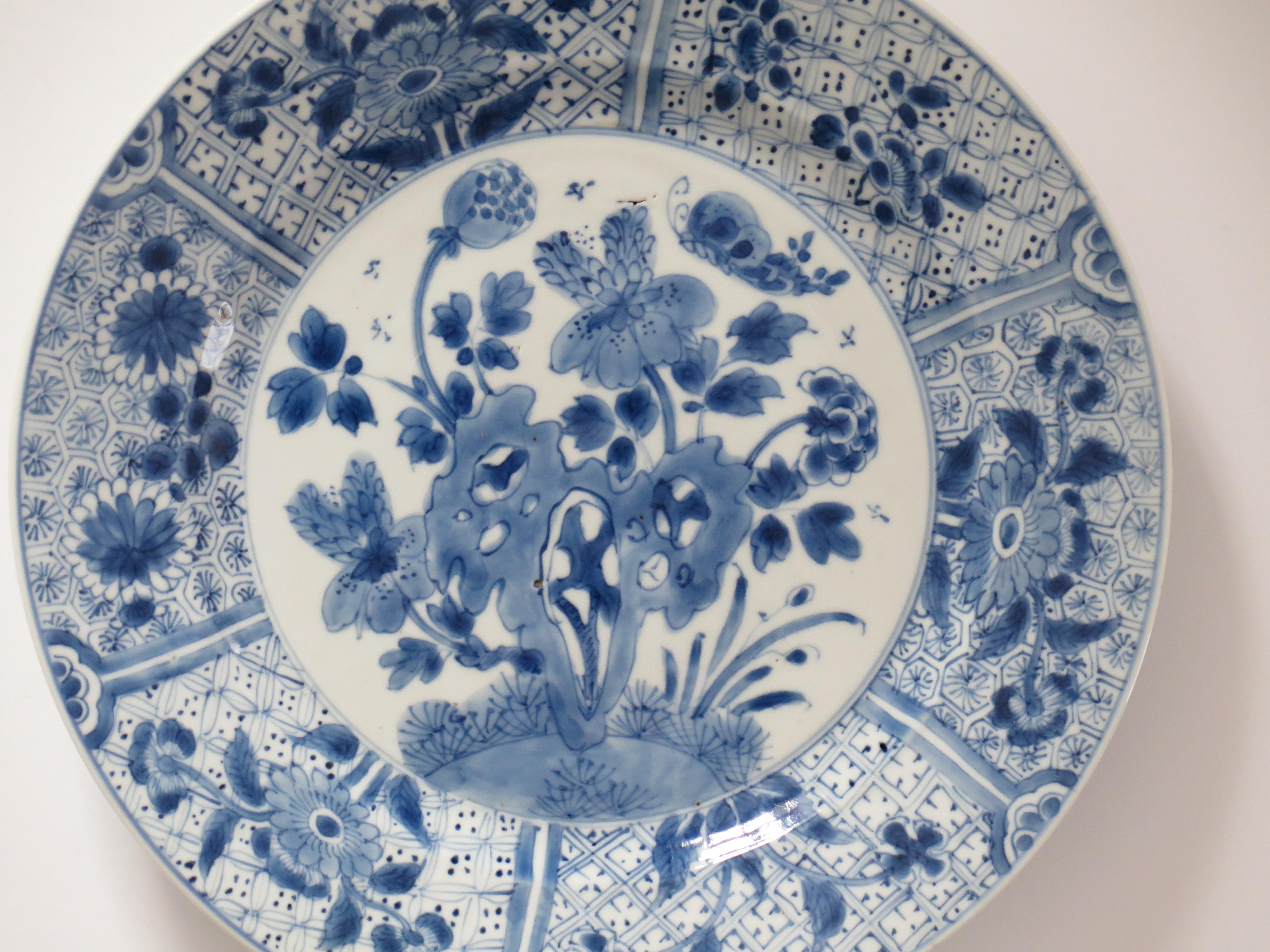 Peint à la main Marque chinoise Kangxi et assiette ou plat d'époque en porcelaine bleu et blanc, vers 1700 en vente