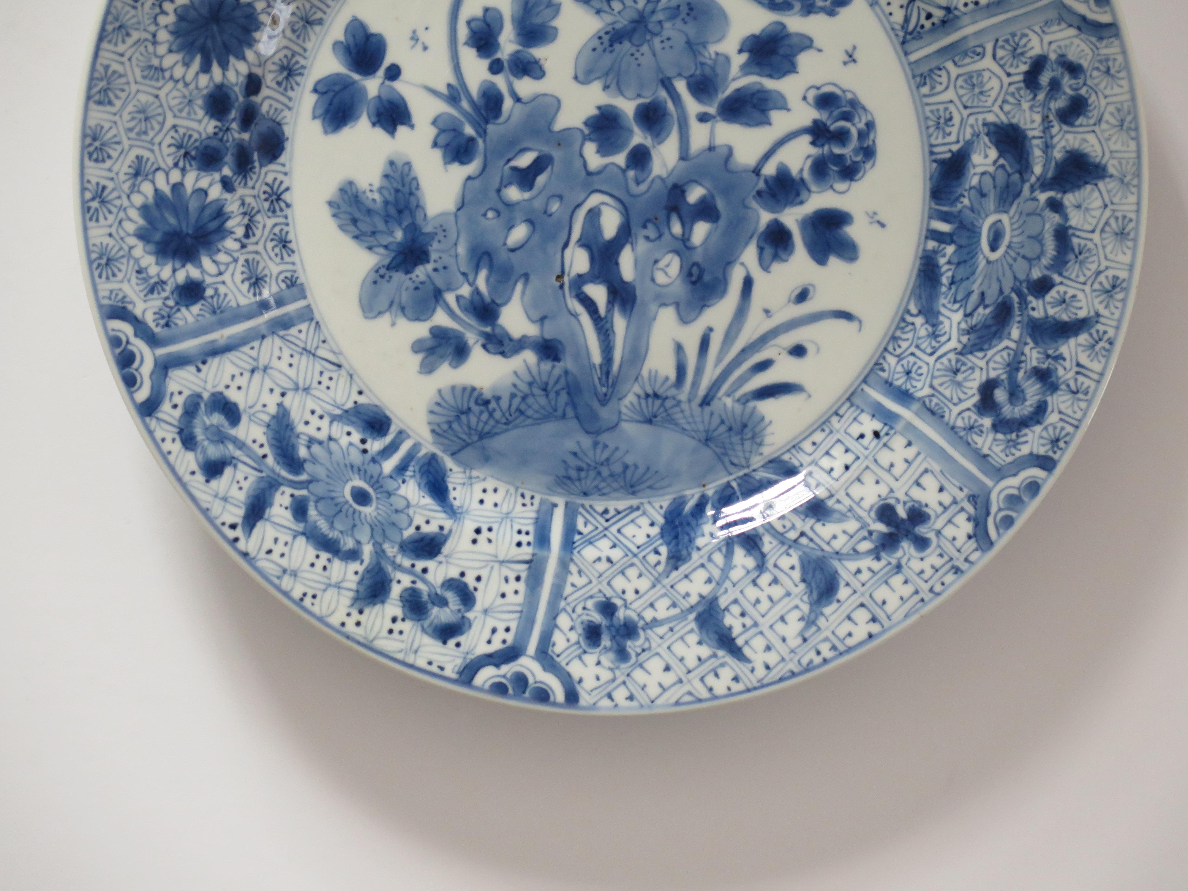 Chinesischer Kangxi-Marke und zeitgenössischer Teller oder Schale aus Porzellan in Blau und Weiß, um 1700 im Angebot 1