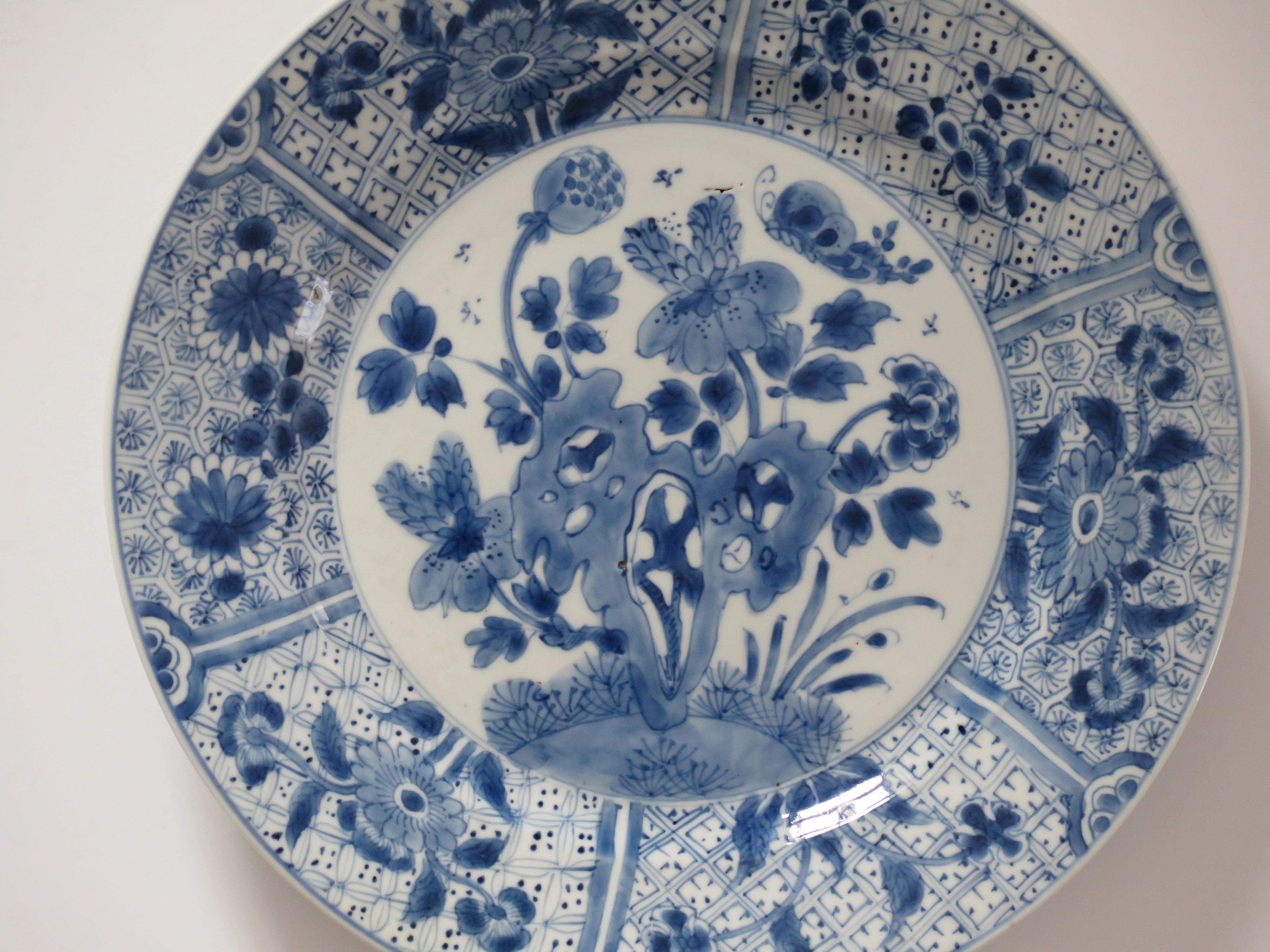 17ème siècle Marque chinoise Kangxi et assiette ou plat d'époque en porcelaine bleu et blanc, vers 1700 en vente