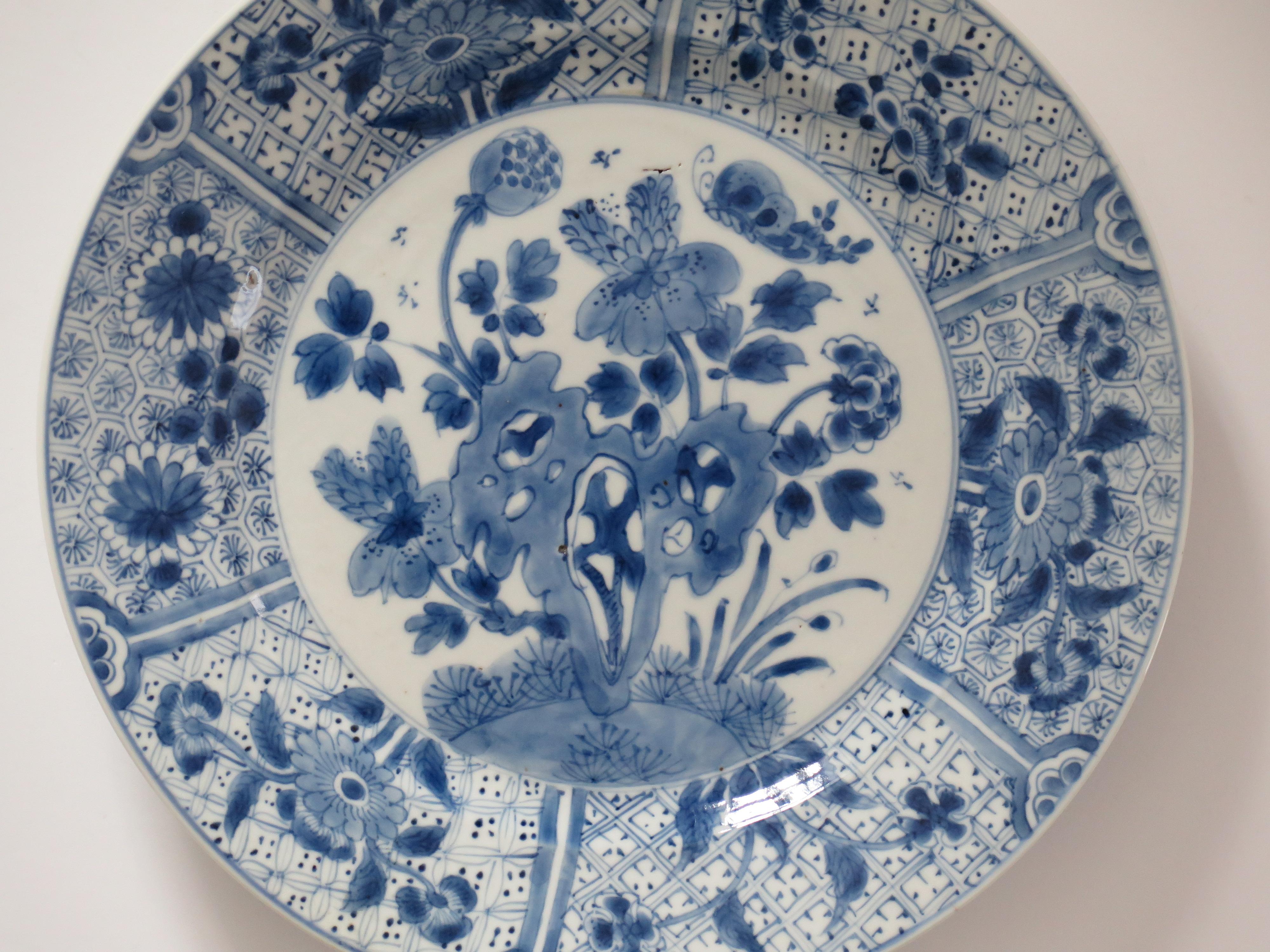 Porcelaine Marque chinoise Kangxi et assiette ou plat d'époque en porcelaine bleu et blanc, vers 1700 en vente