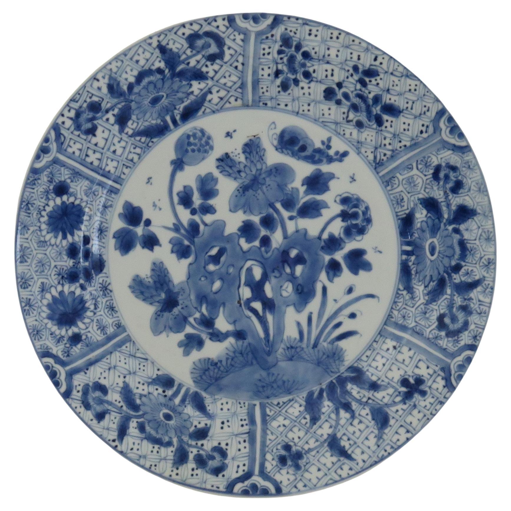 Marque chinoise Kangxi et assiette ou plat d'époque en porcelaine bleu et blanc, vers 1700