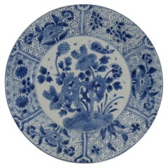 Marque chinoise Kangxi et assiette ou plat d'époque en porcelaine bleu et blanc, vers 1700