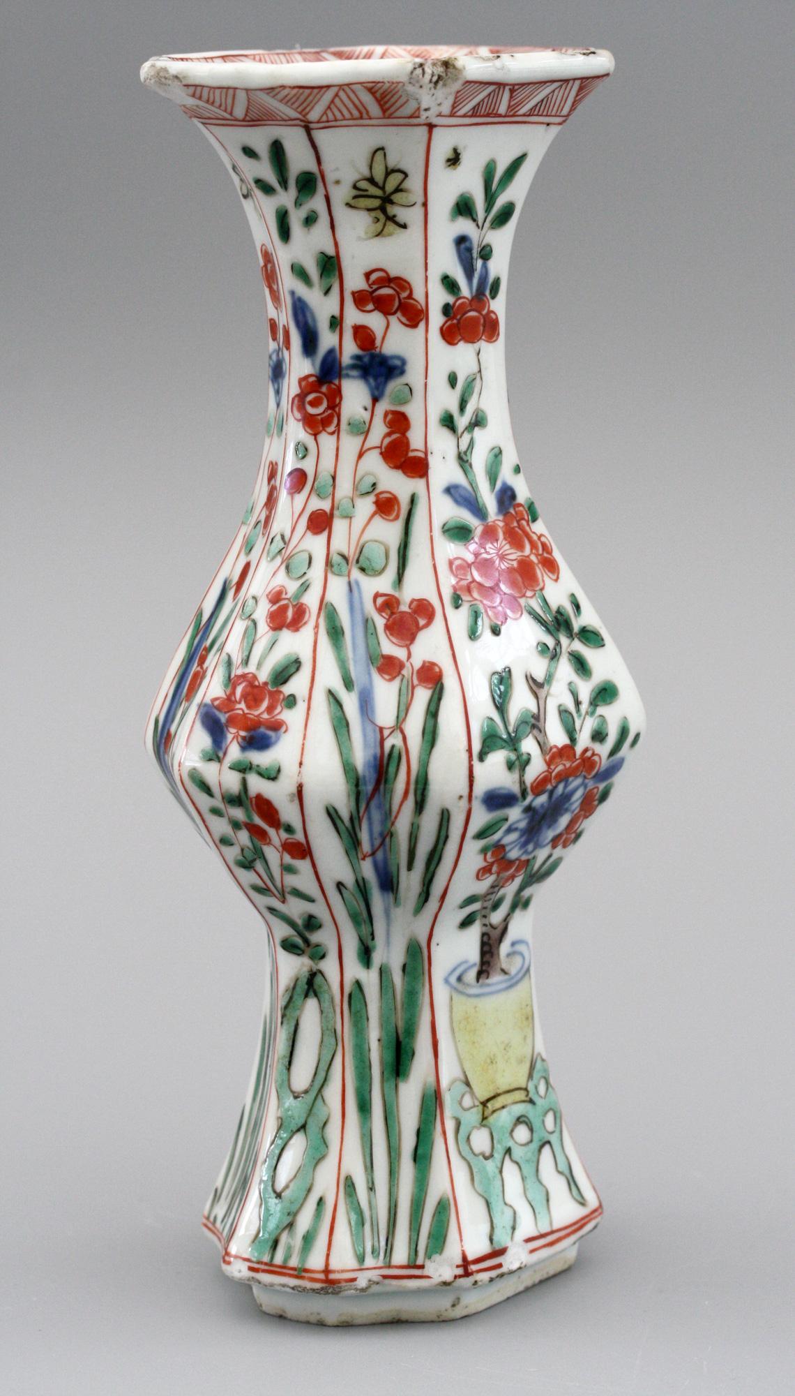 Vase octogonal chinois Kangxi Famille Verte en porcelaine peinte à fleurs en vente 3