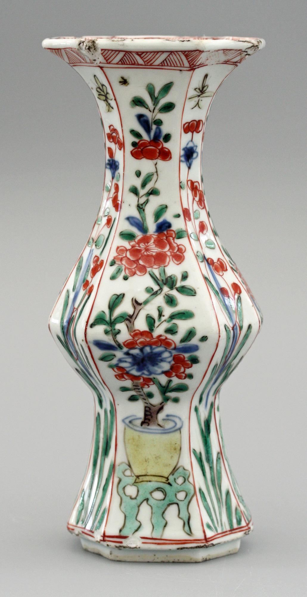 Chinesische Kangxi achteckige Famille Verte Porzellanvase mit Blumenmalerei im Angebot 6