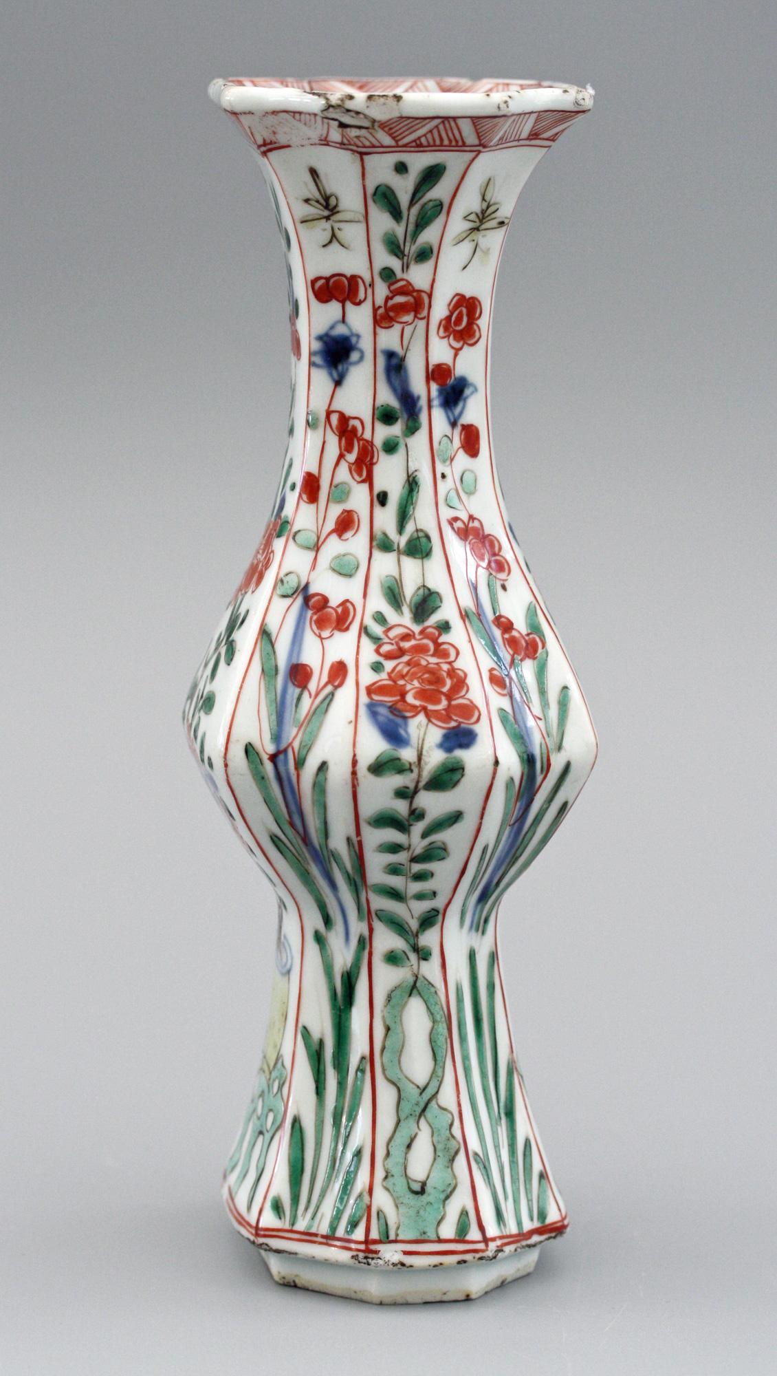 Vase octogonal chinois Kangxi Famille Verte en porcelaine peinte à fleurs en vente 5