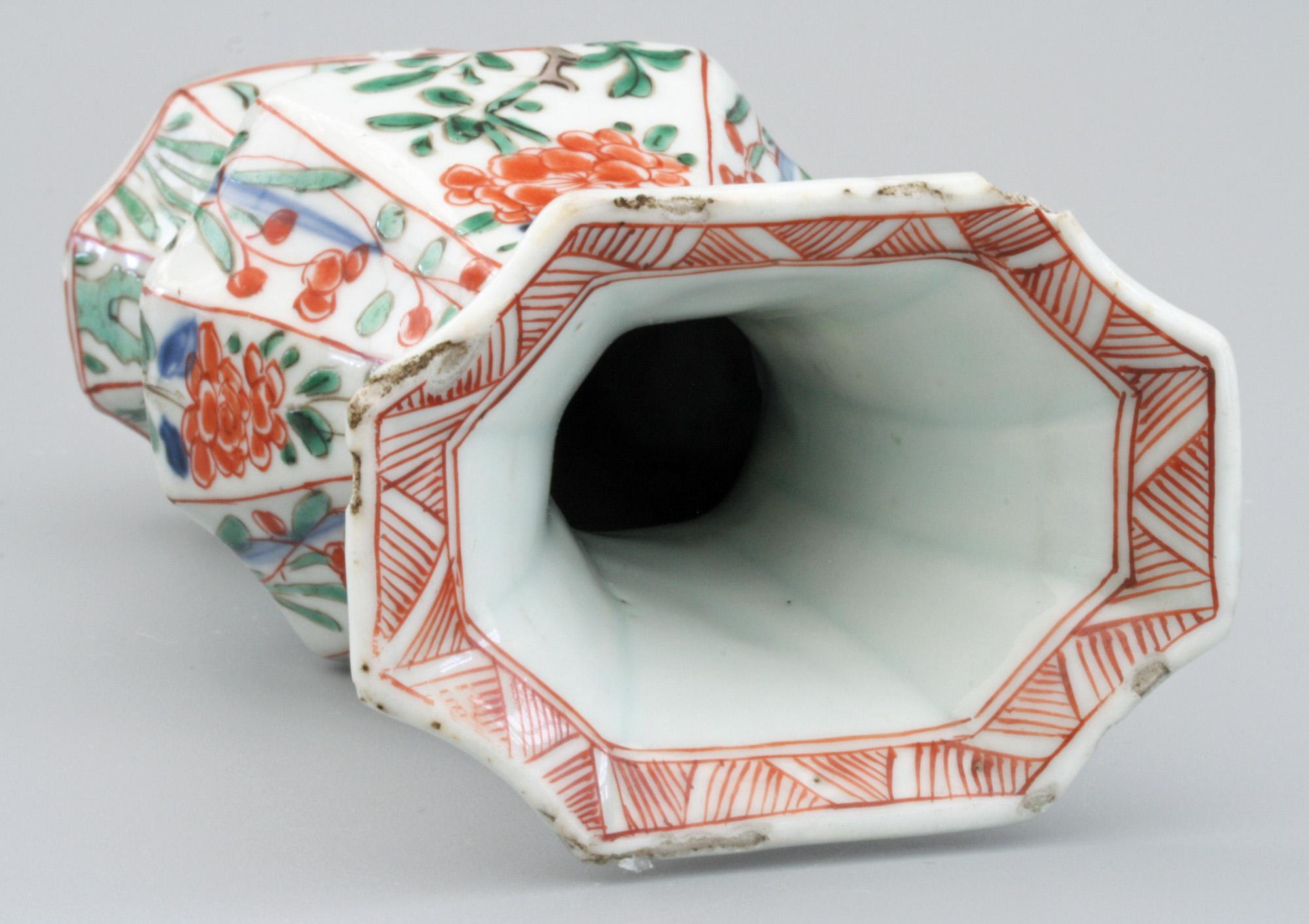 Rare vase octogonal à yen yen en porcelaine chinoise de Kangxi, décoré de vases contenant des arrangements floraux dans la palette Famille Verte et datant de 1662 à 1722. Le vase est peint à la main sur chacun des six côtés, avec un simple motif