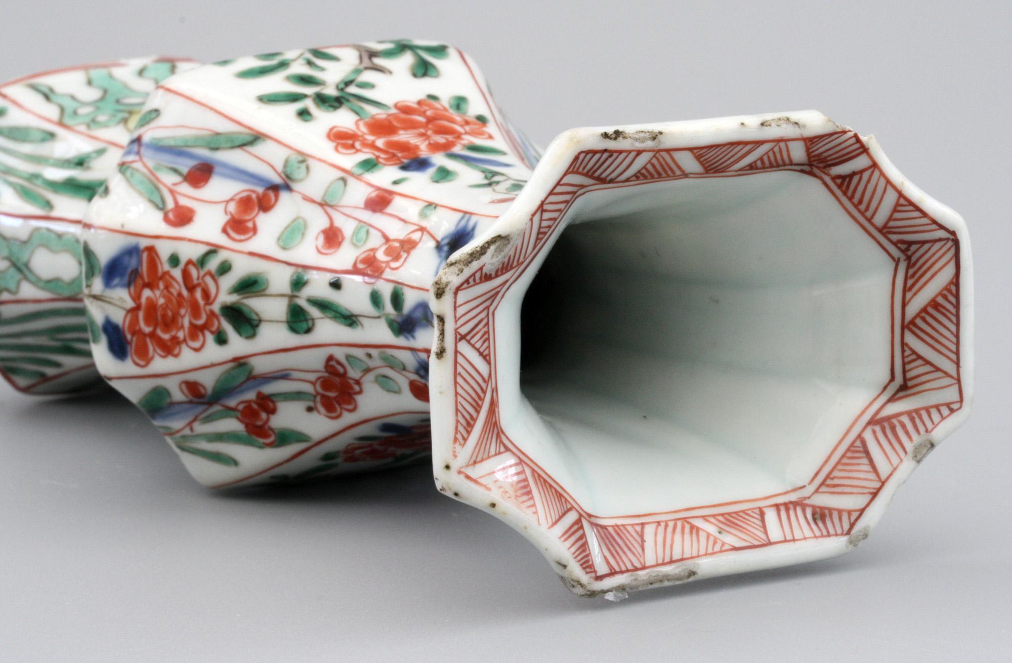 Qing Vase octogonal chinois Kangxi Famille Verte en porcelaine peinte à fleurs en vente