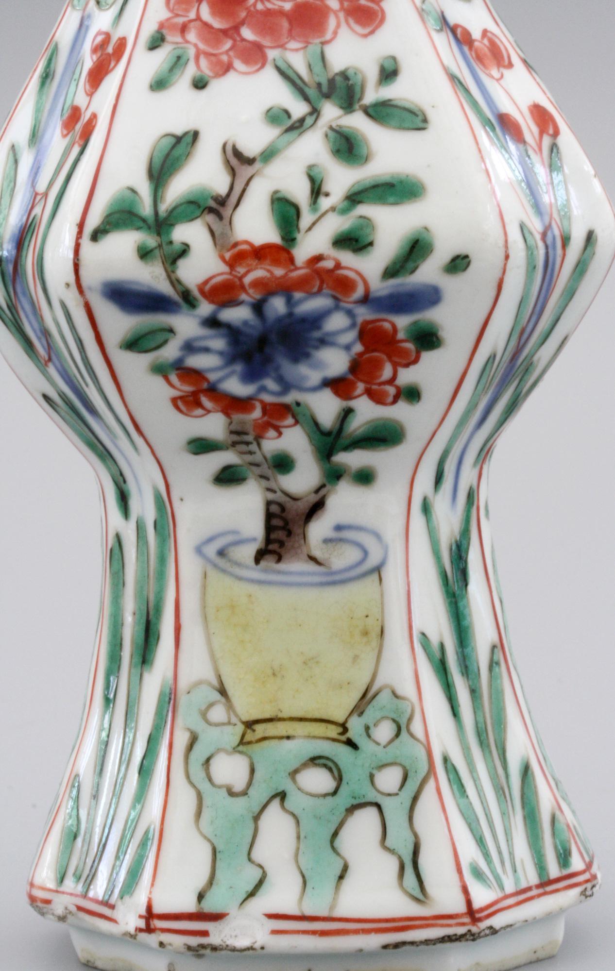 Peint à la main Vase octogonal chinois Kangxi Famille Verte en porcelaine peinte à fleurs en vente