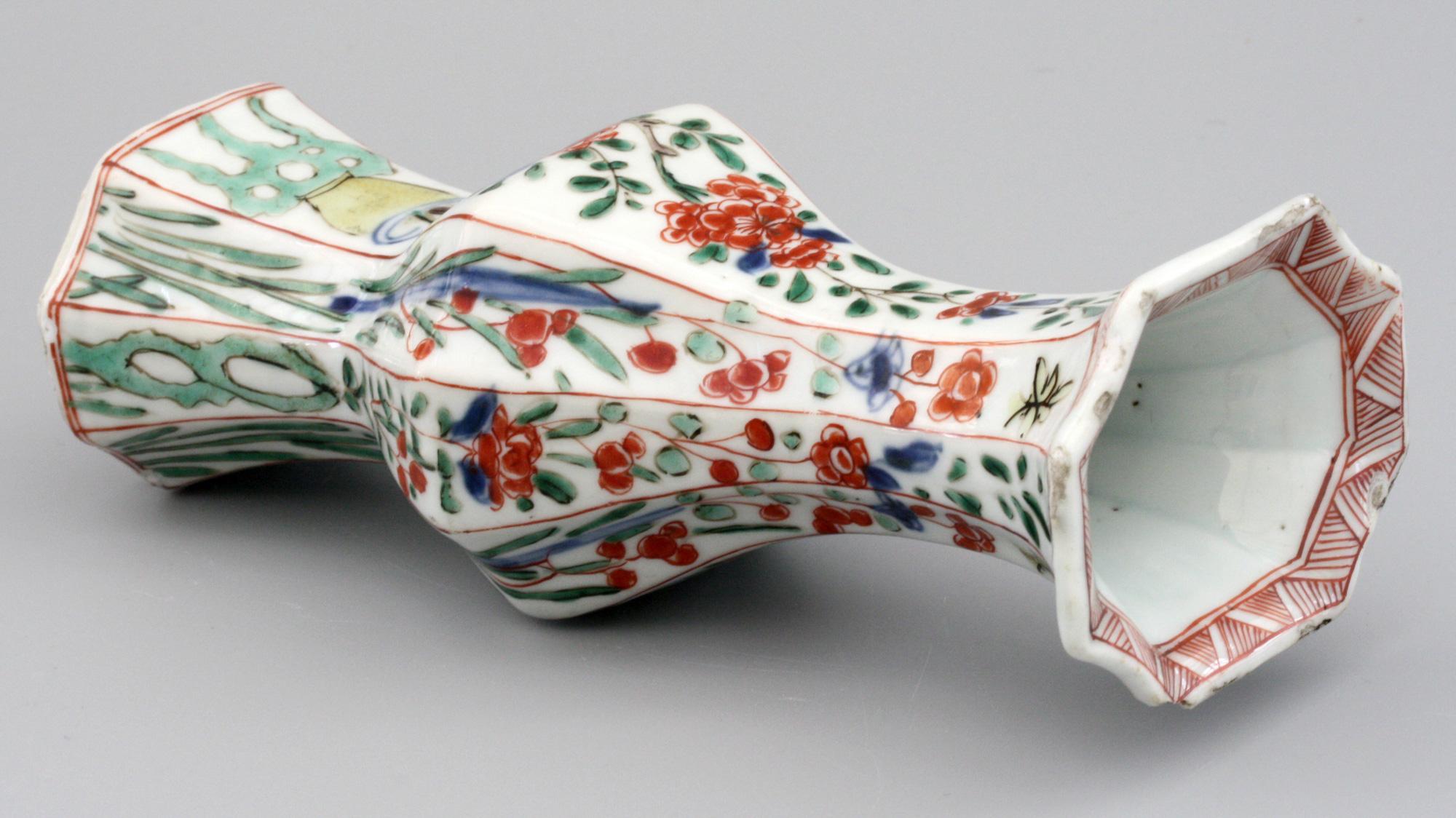 Chinesische Kangxi achteckige Famille Verte Porzellanvase mit Blumenmalerei (Spätes 17. Jahrhundert) im Angebot
