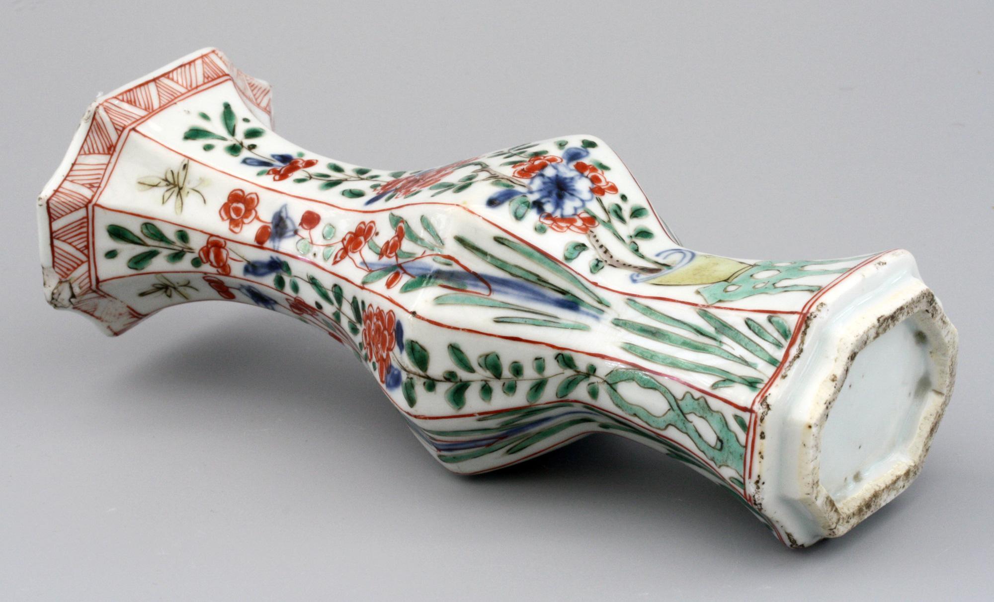 Fin du XVIIe siècle Vase octogonal chinois Kangxi Famille Verte en porcelaine peinte à fleurs en vente