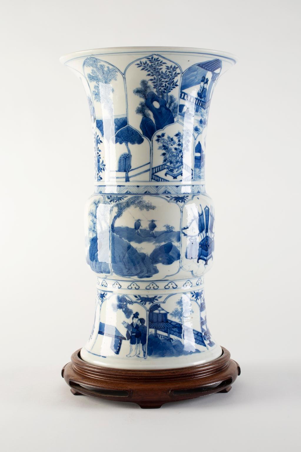 Provenienz: eine Park Avenue-Sammlung

Ausgestellt: The Oriental Ceramics Society of Hong Kong, Blau-Weiß-Ausstellung Nr. 105 (Label auf der Unterseite)

Chinesische Gu-Vase aus blau-weiß glasiertem Porzellan der Kangxi-Periode, über und über mit