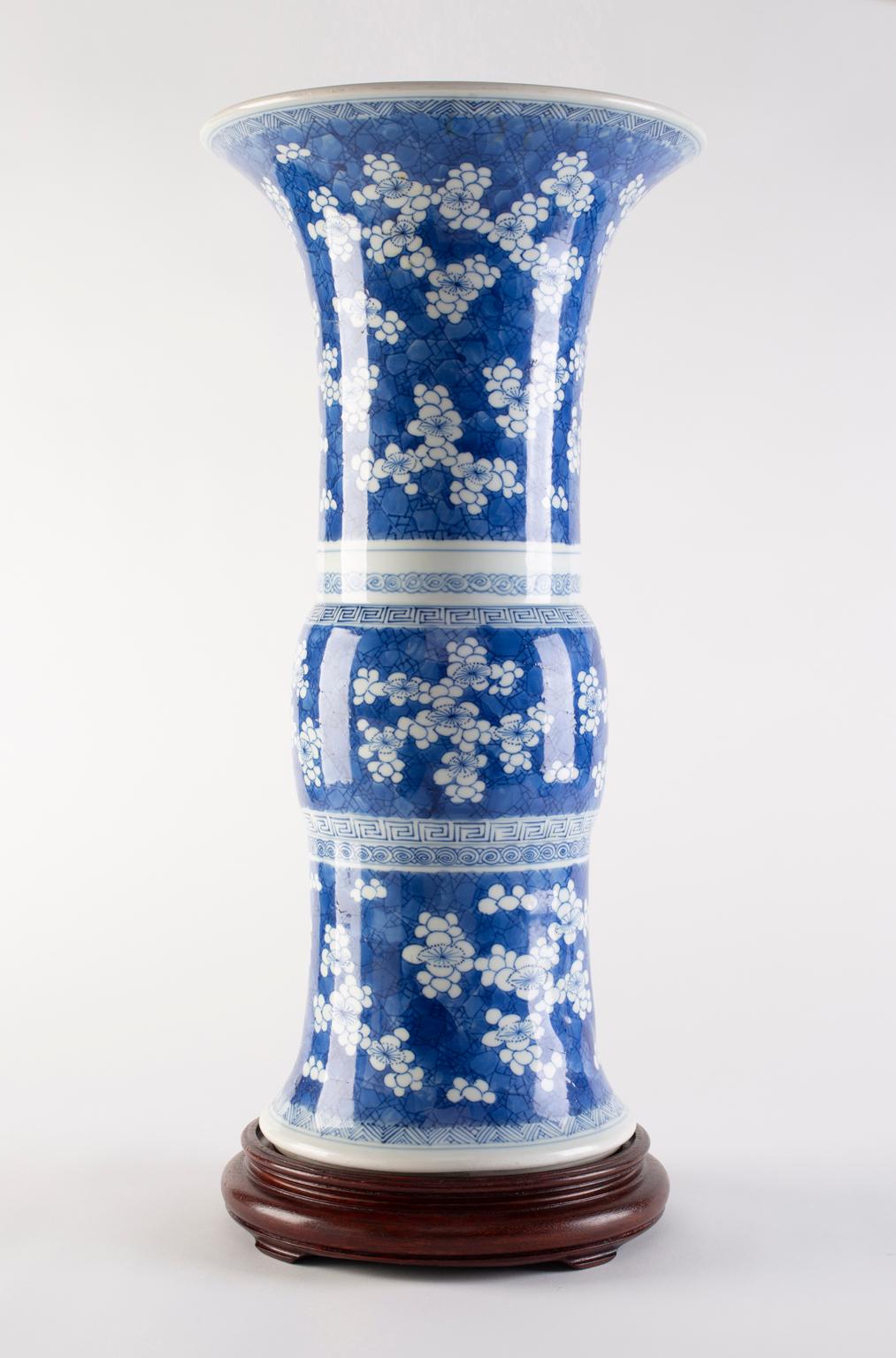 Rococo Chinese Kangxi Period Blue and White Vase For Sale