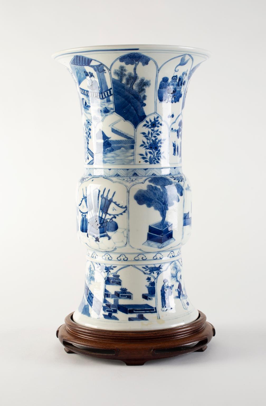 Chinesische blau-weiße Vase aus der Kangxi-Periode (Rokoko) im Angebot