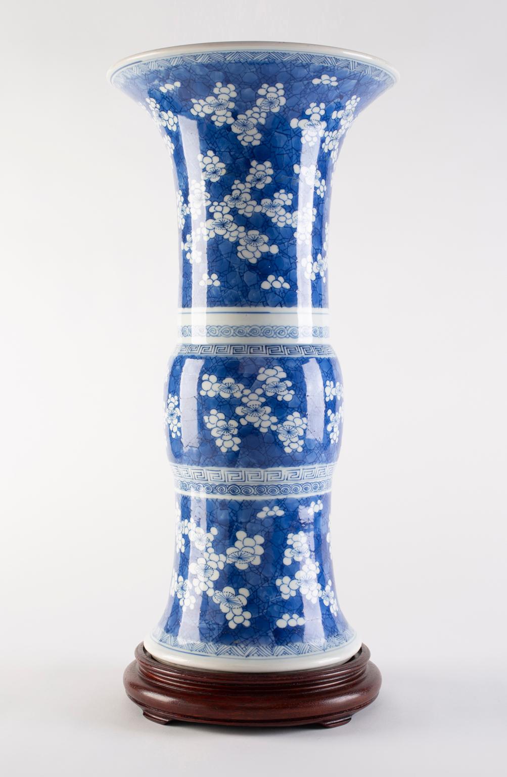 Chinese Kangxi Period Blue and White Vase In Good Condition For Sale In Bronx, NY