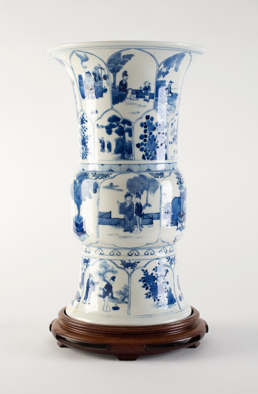 Chinesische blau-weiße Vase aus der Kangxi-Periode im Zustand „Gut“ im Angebot in Bronx, NY