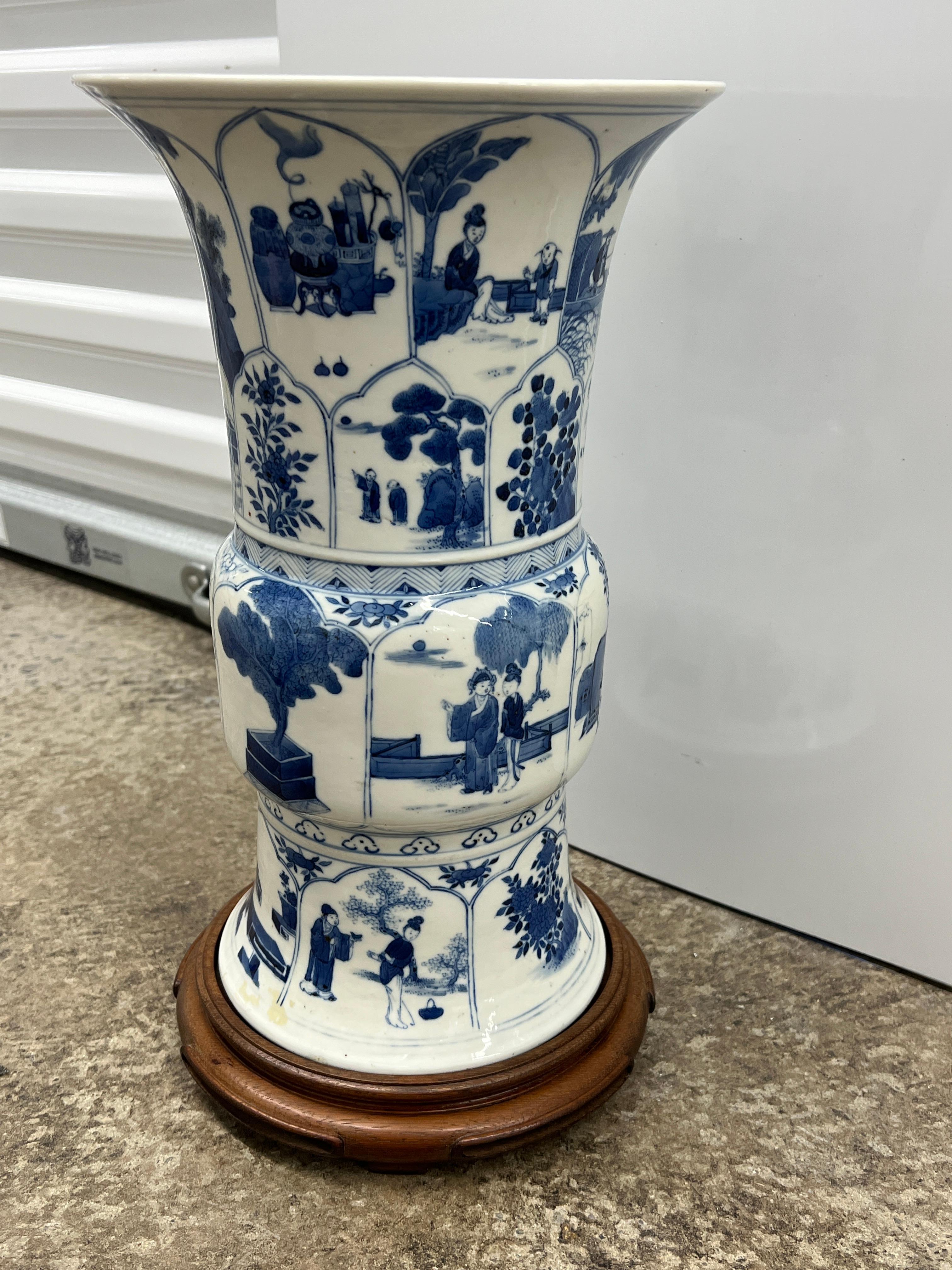 Chinesische blau-weiße Vase aus der Kangxi-Periode im Angebot 3