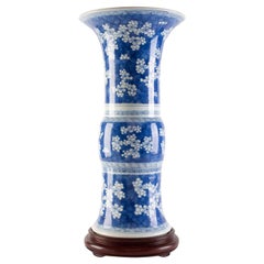 Vase bleu et blanc de la période Kangxi chinoise