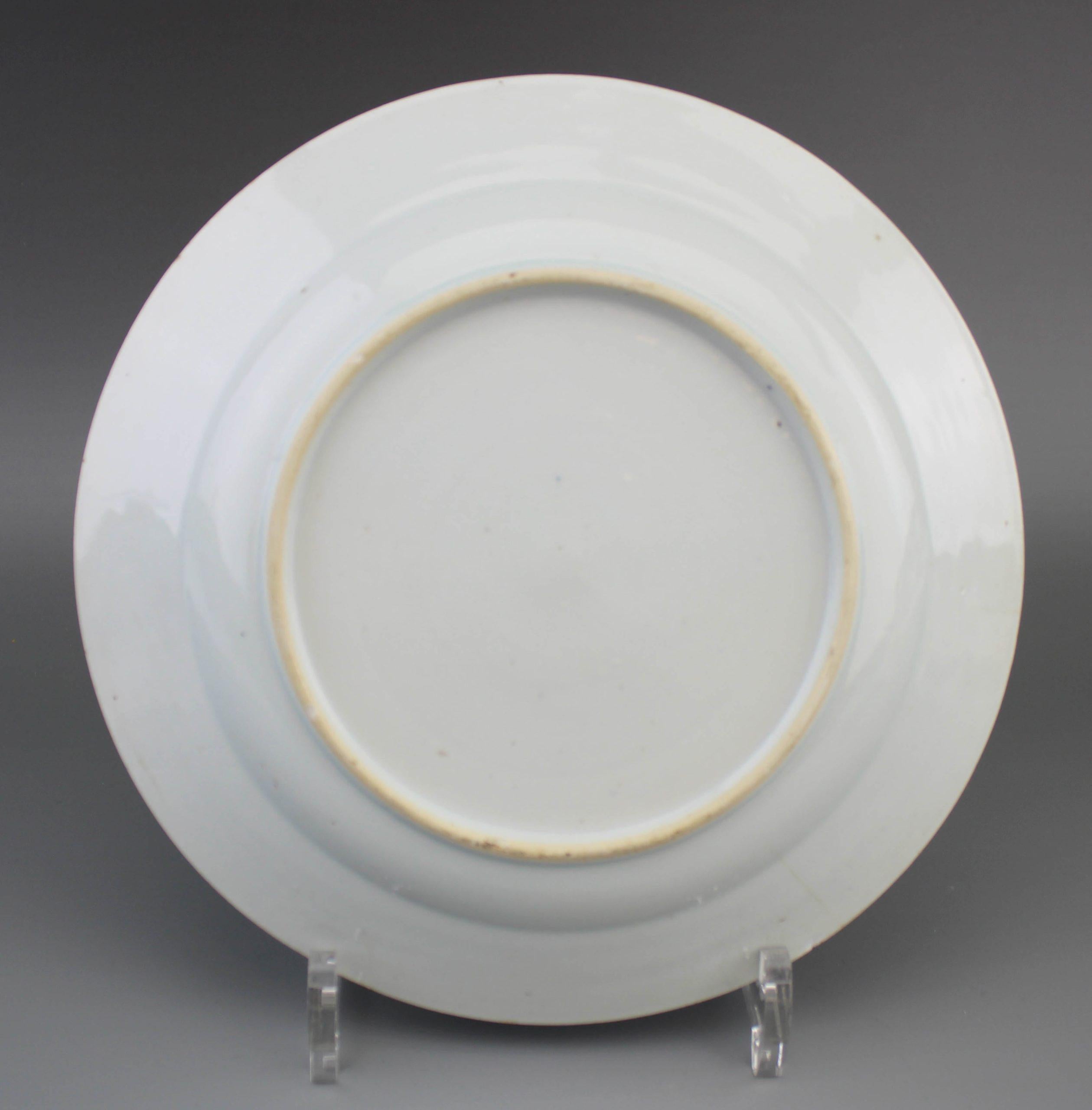 Piatto molto bello con una scena splendidamente dipinta di tre figure in una scena di pagode. Il bordo con paesaggi, fiori, uccelli e figure. La base non è segnata.

Informazioni aggiuntive:
Materiale: Porcellana e ceramica
Tipo di decorazione /