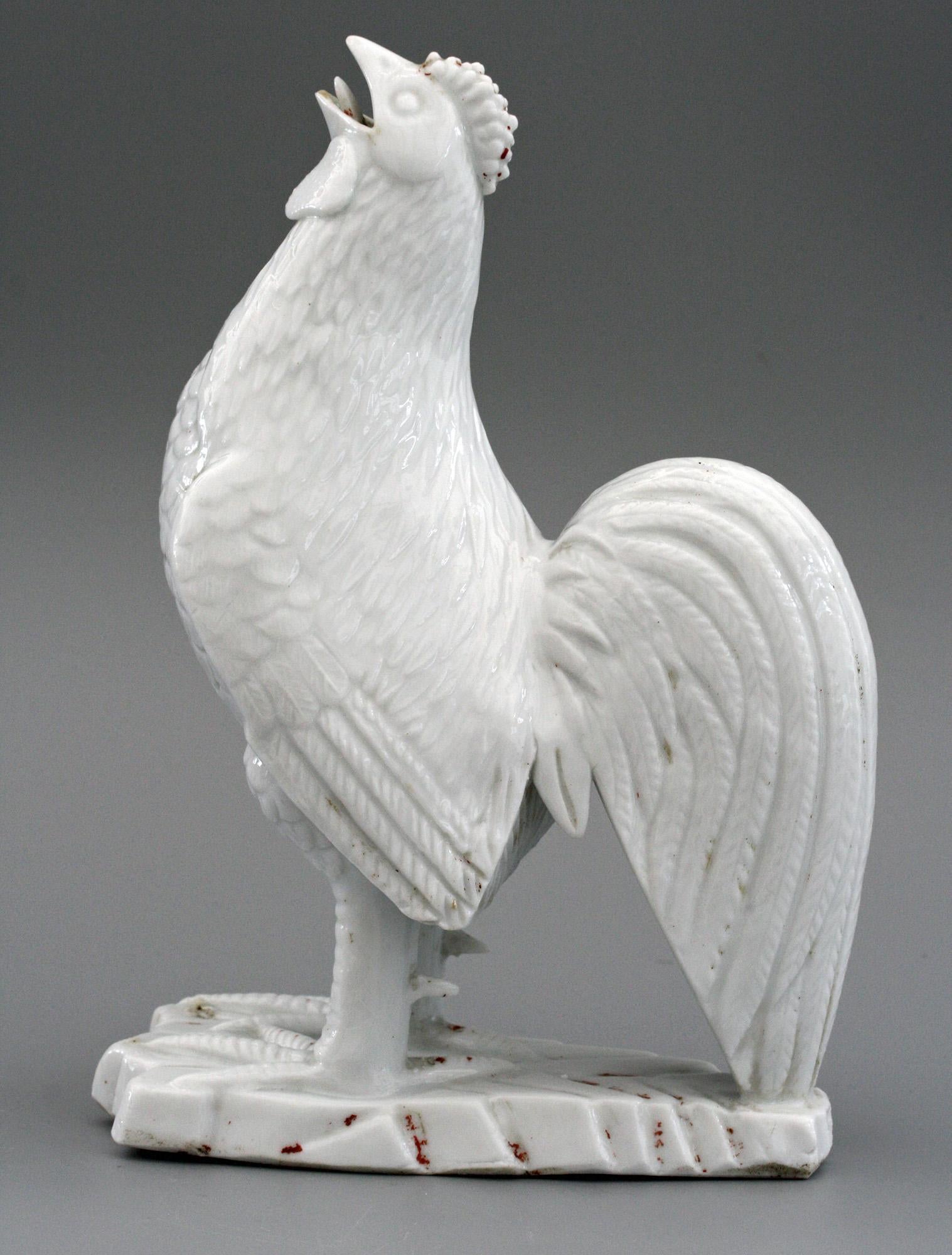 Eine extrem seltene und fein gearbeitete chinesische Kangxi Porzellan blanc de chine Figur eines Hahns. Der Hahn steht auf einem geformten Sockel mit gut ausgearbeiteten Federn und kräht mit offenem Maul. Es gibt nur wenige Reste von Rot auf der