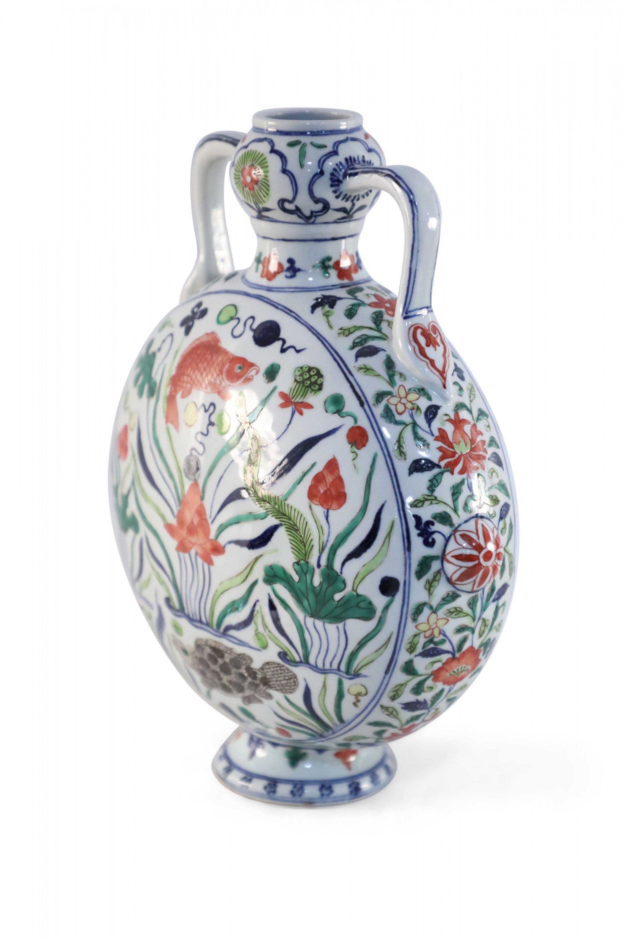 Vaso Moon Flask in porcellana cinese con pesce Koi e alghe marine In condizioni buone in vendita a Queens, NY