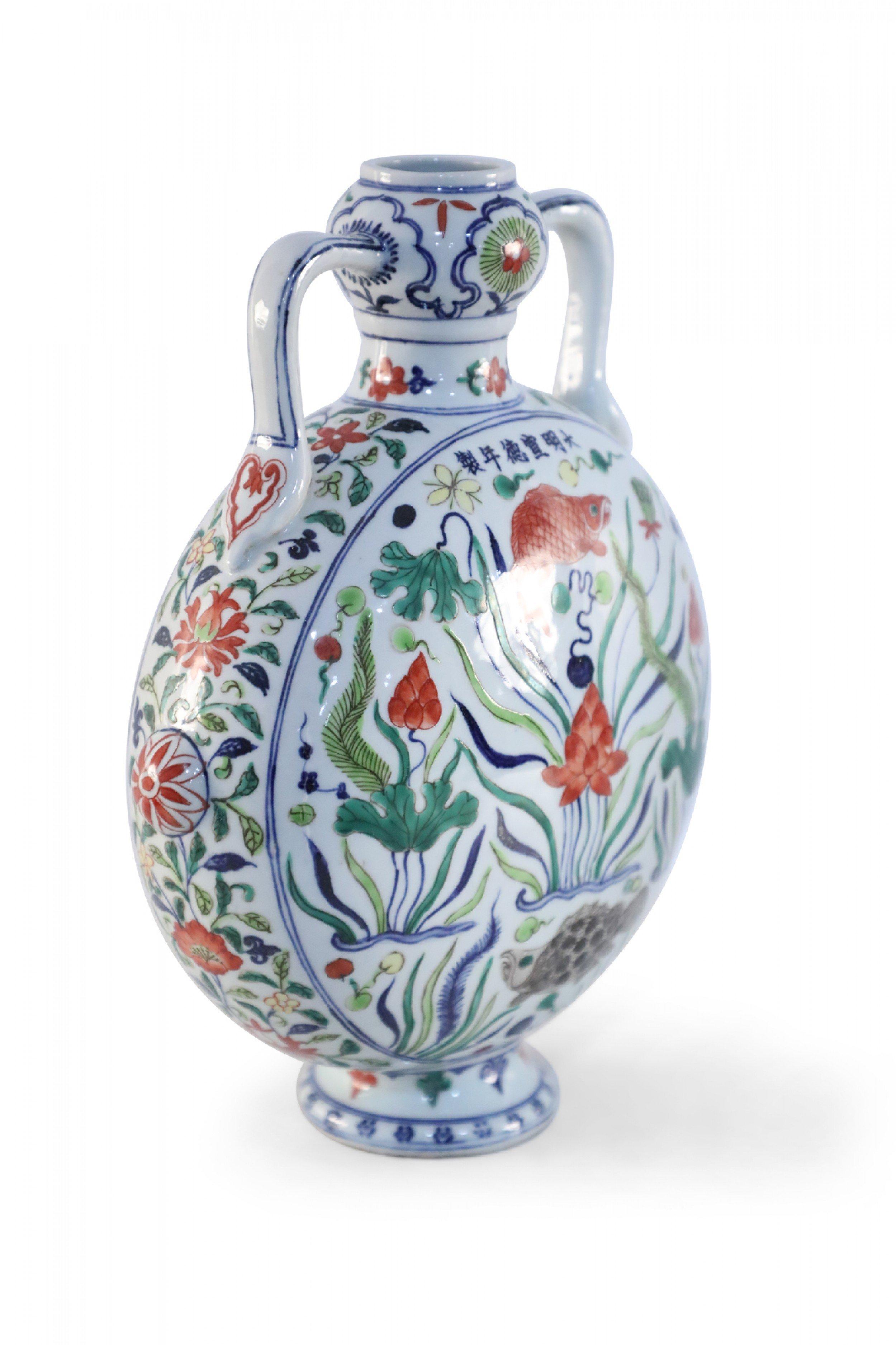 Porcellana Vaso Moon Flask in porcellana cinese con pesce Koi e alghe marine in vendita