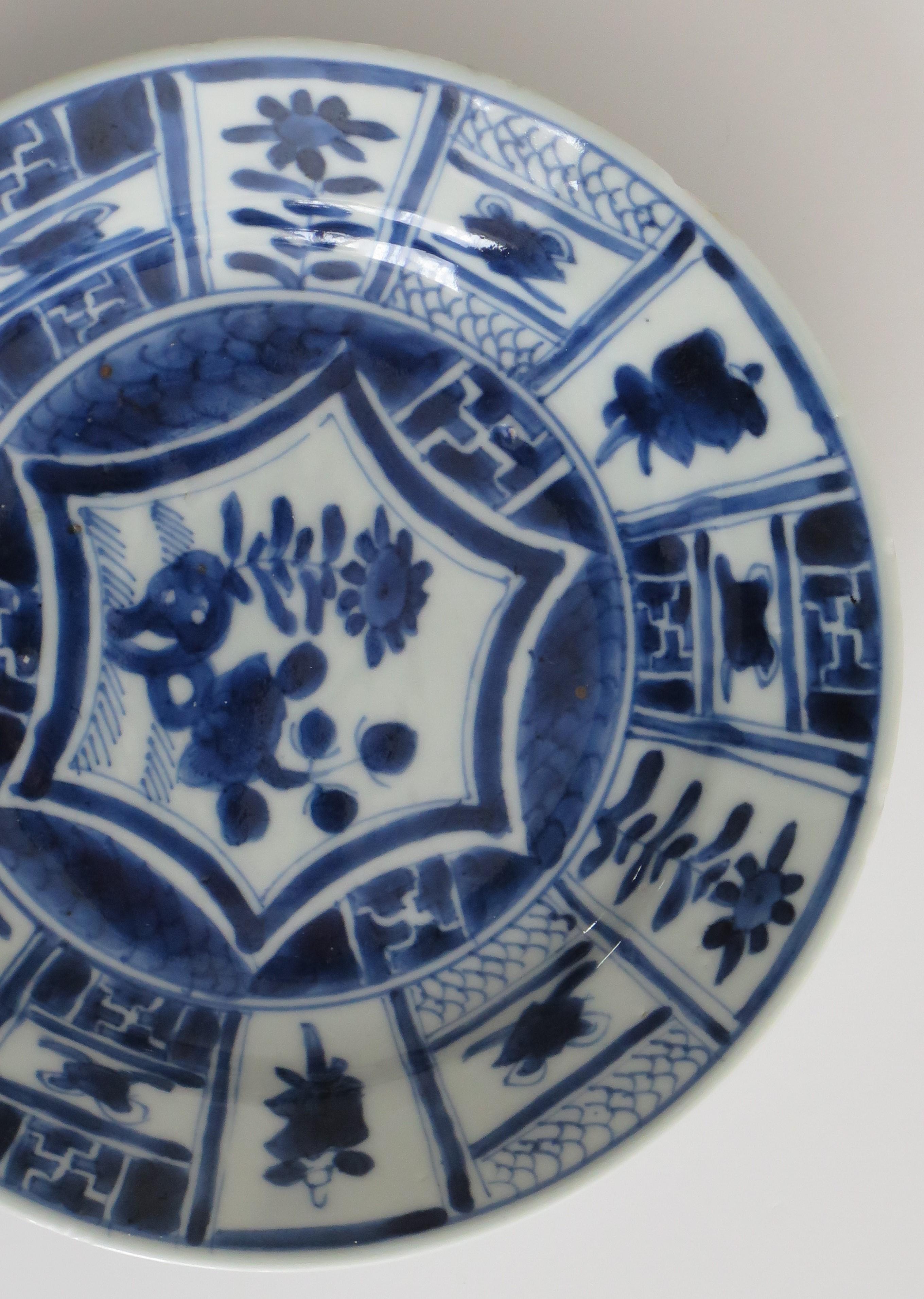Il s'agit d'une assiette d'accompagnement ou d'un plat en porcelaine bleue et blanche peinte à la main et datant de la période Ming, Wanli (1573-1620), soit du début du XVIIe siècle.

L'assiette/le plat est bien empoté(e) avec un bord de base