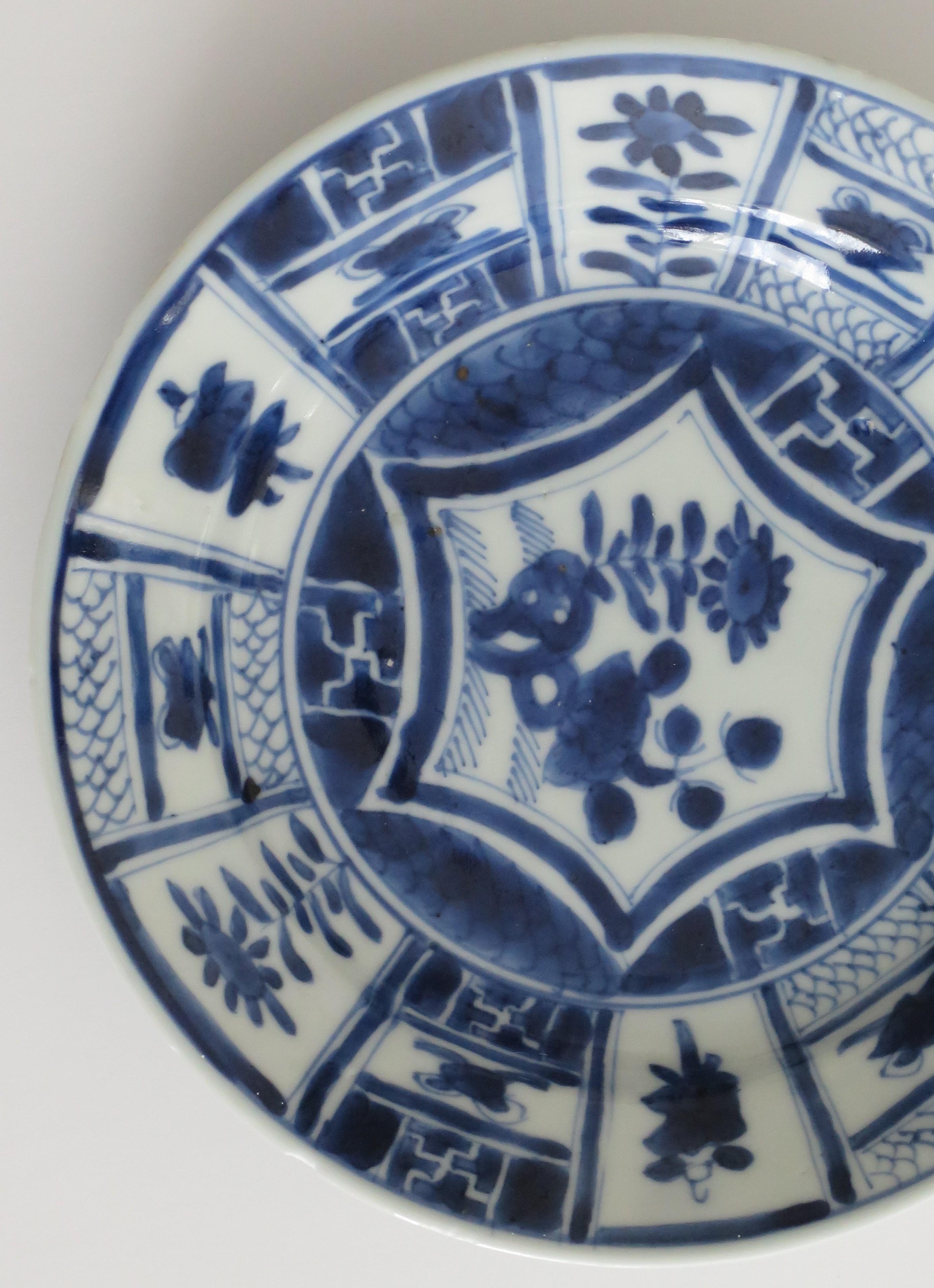 Exportation chinoise Assiette ou plat d'époque Kraak chinois en porcelaine bleu et blanc, Ming Wanli, vers 1610 en vente