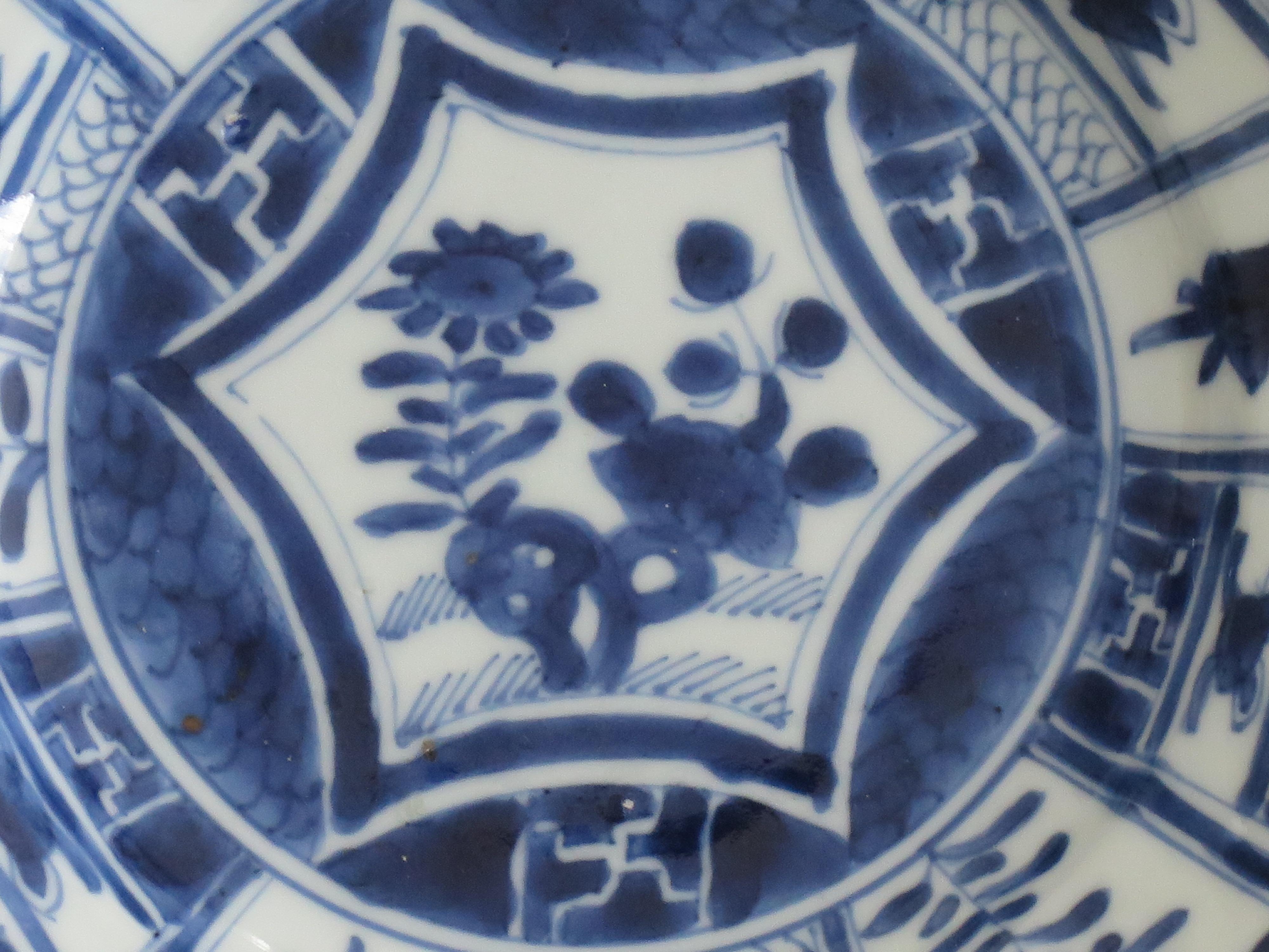 Chinois Assiette ou plat d'époque Kraak chinois en porcelaine bleu et blanc, Ming Wanli, vers 1610 en vente