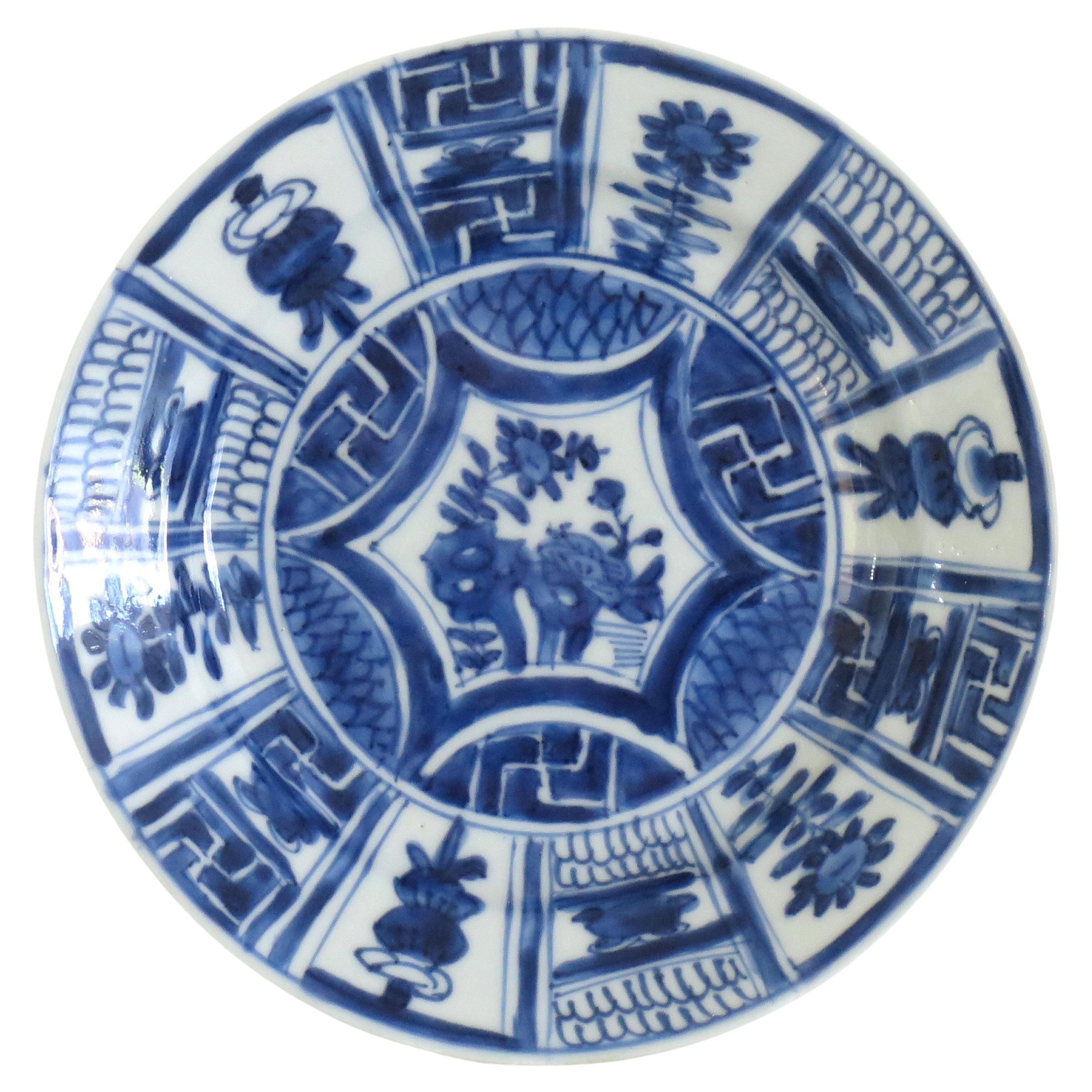 Il s'agit d'une assiette ou d'un plat d'accompagnement en porcelaine chinoise d'exportation Kraak bleu et blanc, peint à la main, que nous datons de la période Ming, Wanli,( 1573-1620 ), du début du 17ème siècle.

L'assiette / le plat est bien