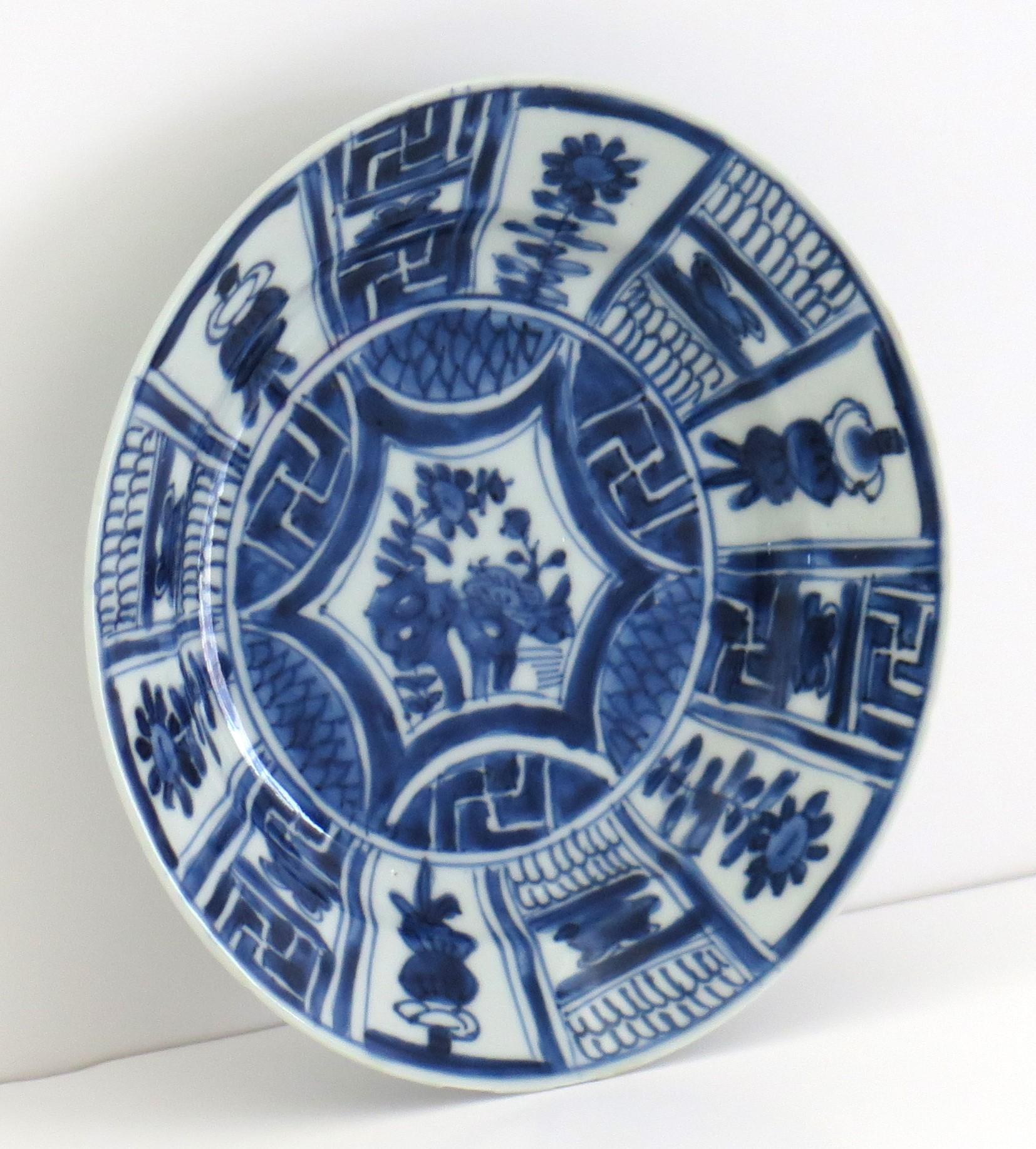 Chinesischer Porzellanteller oder Schale aus der chinesischen Kraak-Periode in Blau und Weiß, Ming Wanli, ca. 1610 (Handbemalt) im Angebot