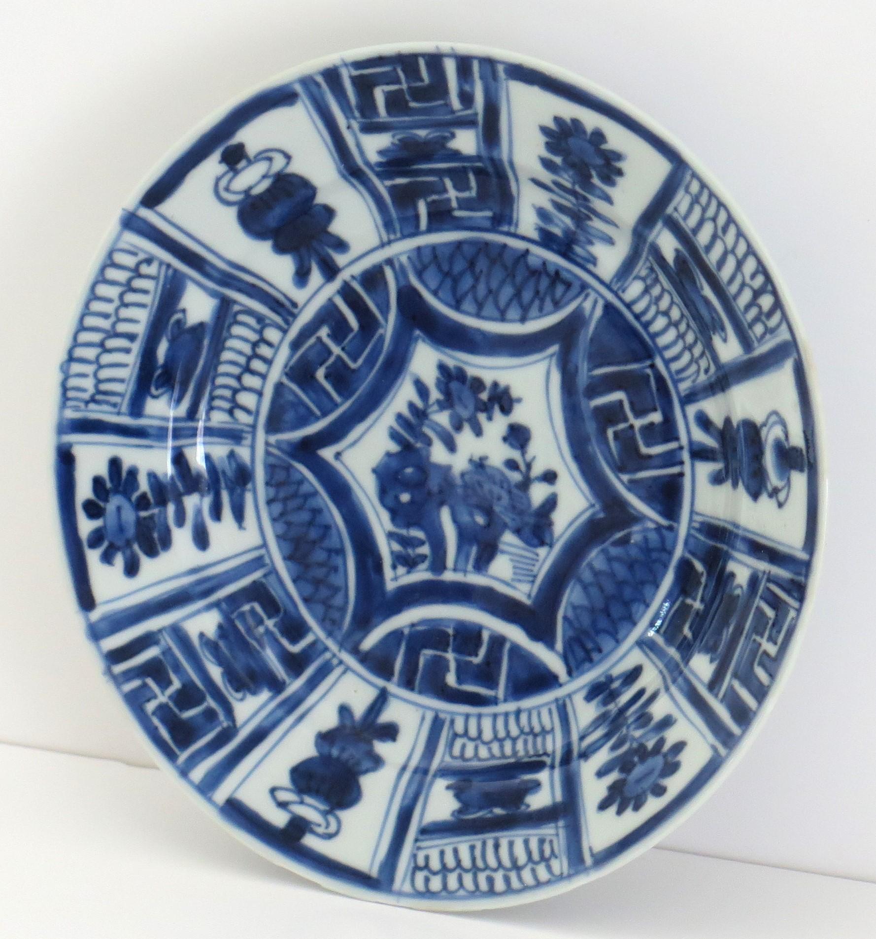 Chinesischer Porzellanteller oder Schale aus der chinesischen Kraak-Periode in Blau und Weiß, Ming Wanli, ca. 1610 im Zustand „Gut“ im Angebot in Lincoln, Lincolnshire